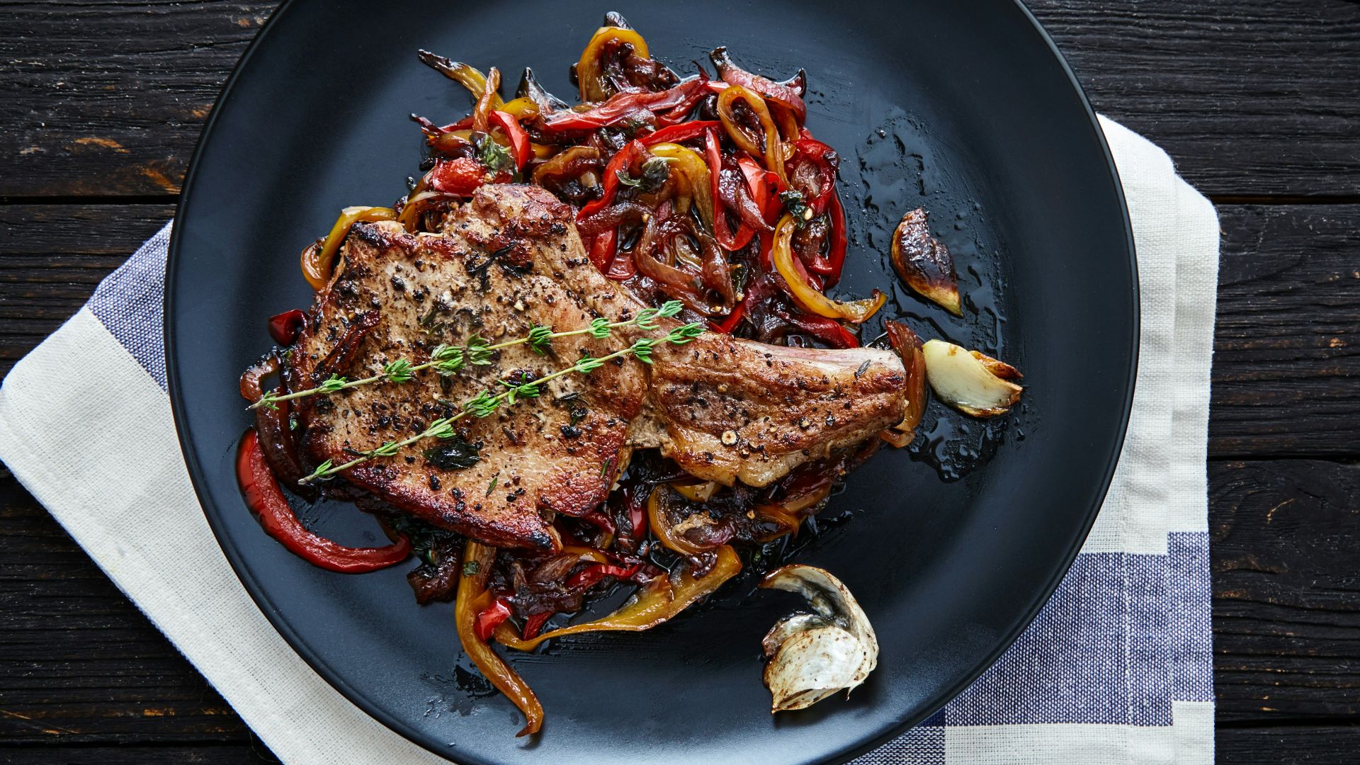 14. Côtelettes de porc aux courgettes et aux tomates