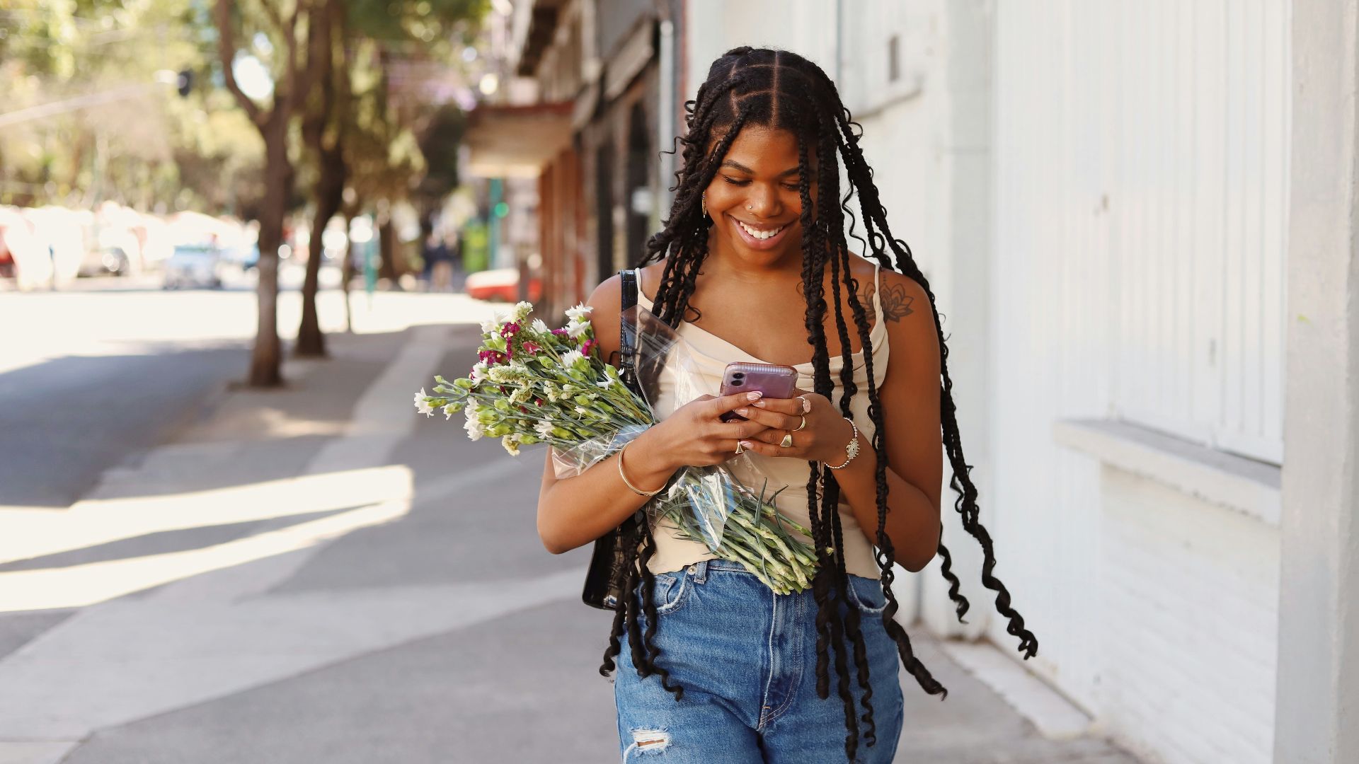 10 habitudes de messagerie qui renforcent l’attirance et 10 qui la sapent discrètement