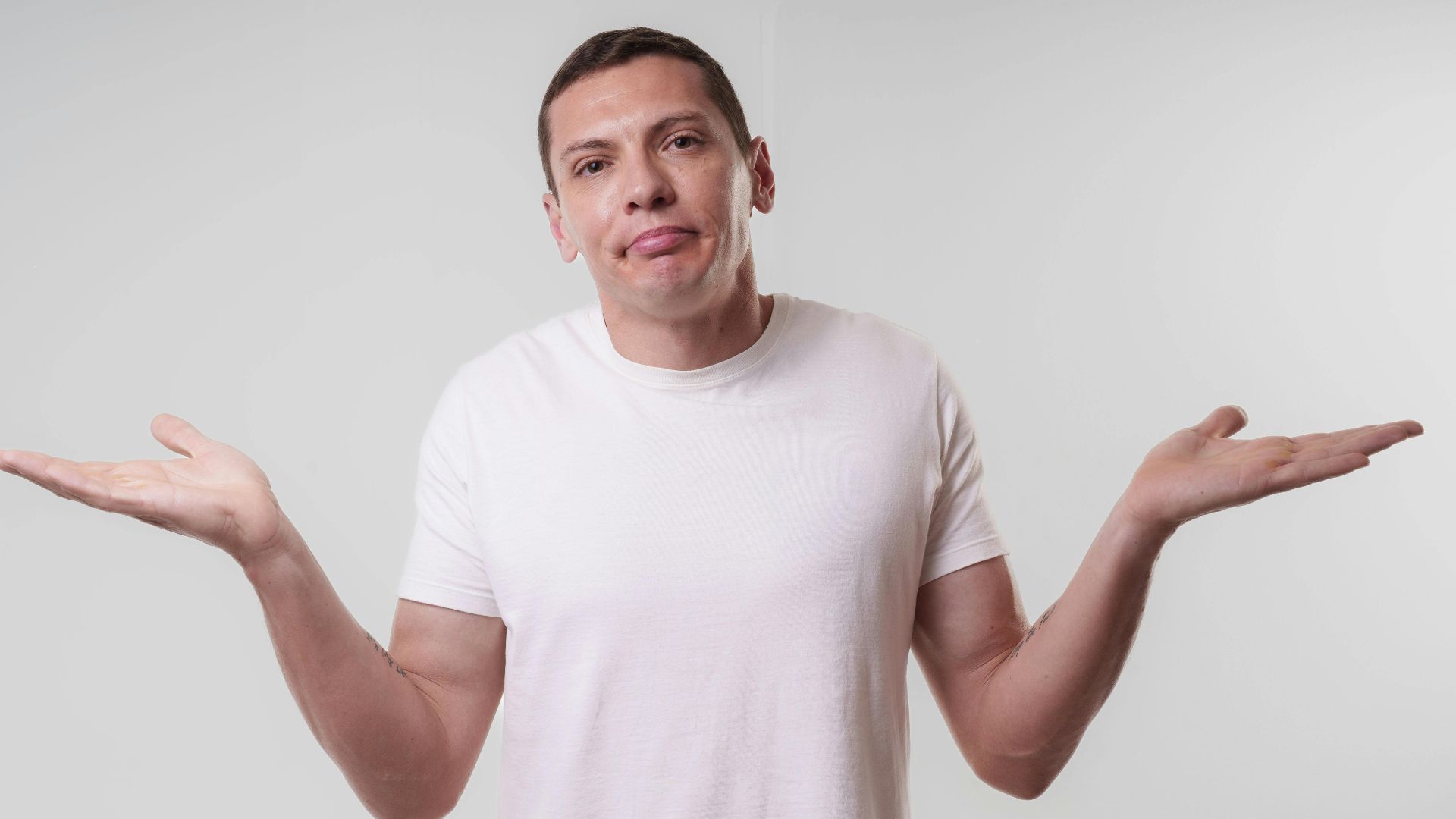 18. Il maintient la relation dans l'incertitude