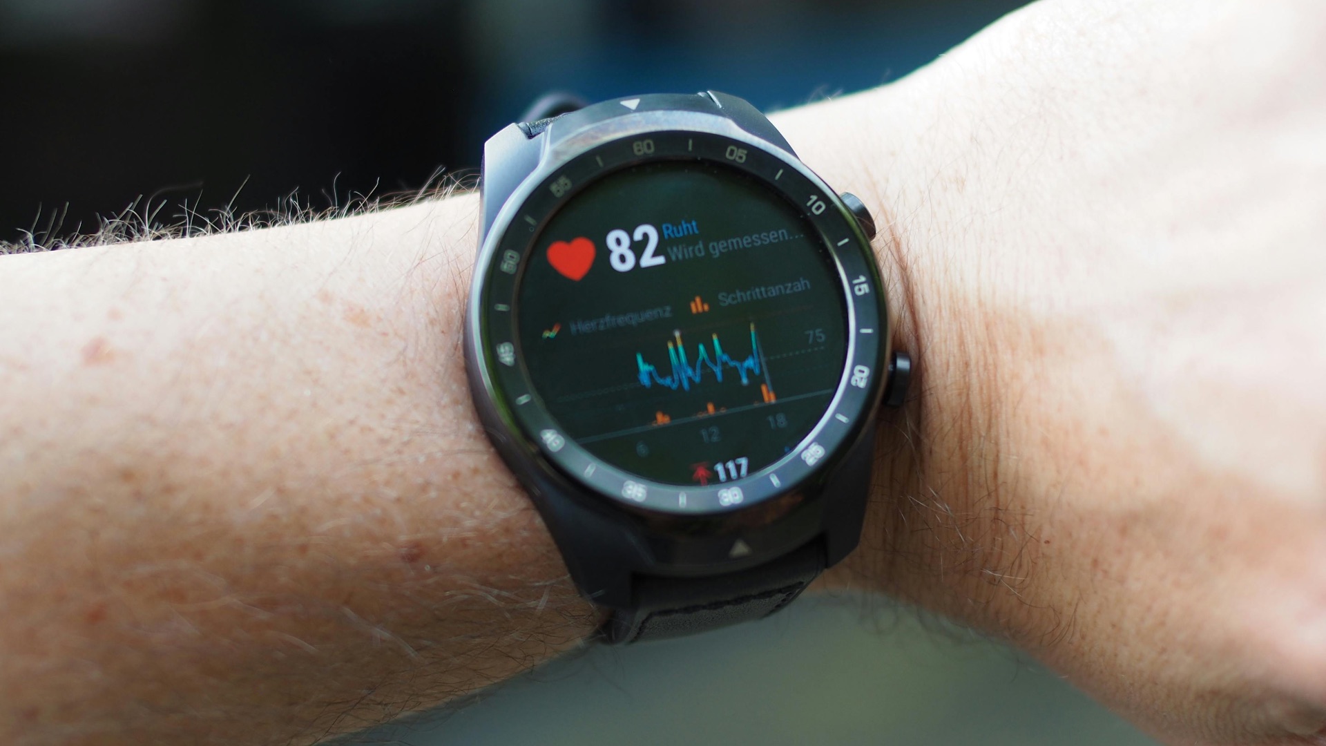 1. Une montre connectée avec moniteur de fréquence cardiaque