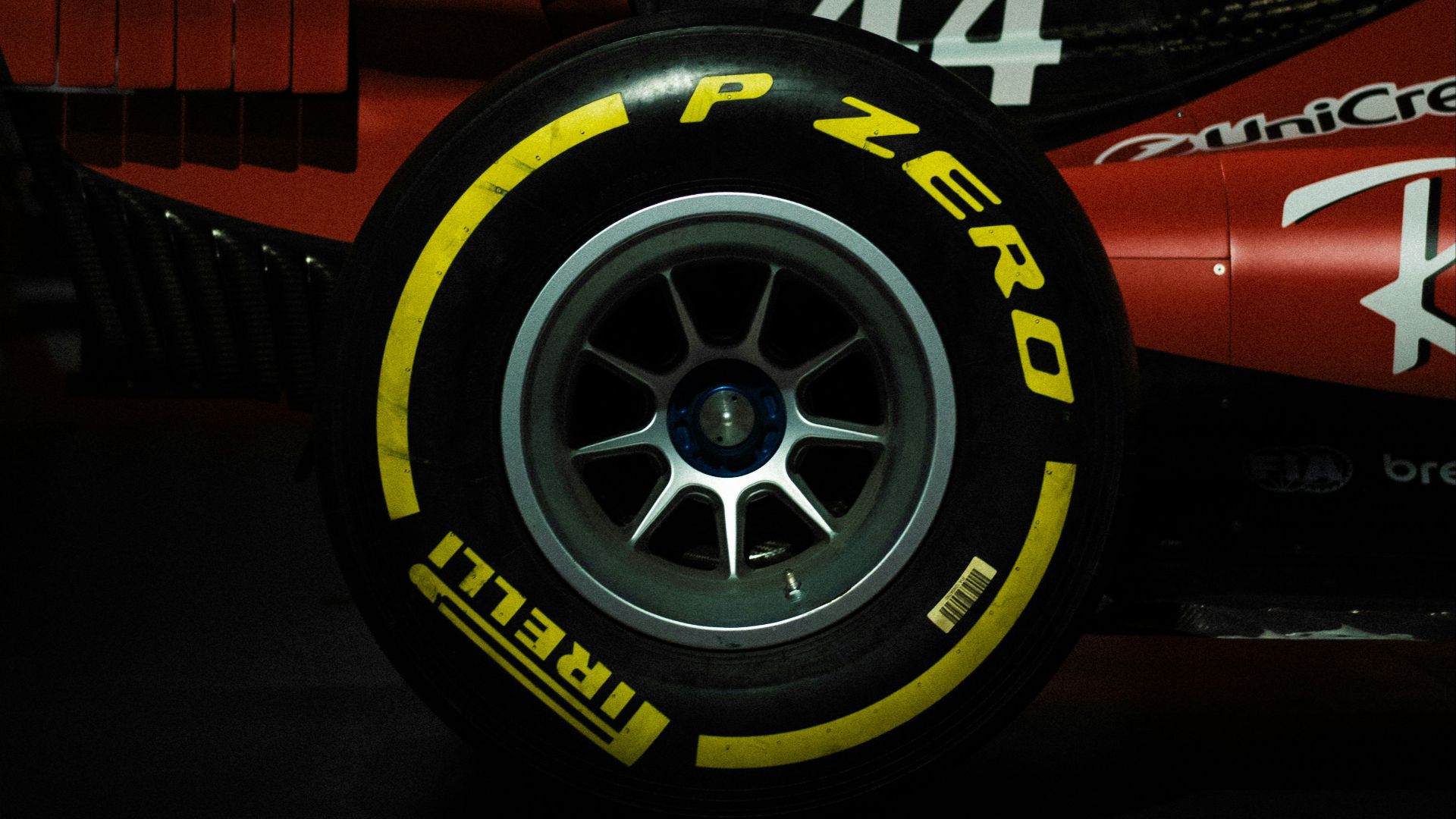 12. Les pneus conservent les roues de 18 pouces, mais deviennent plus fins.