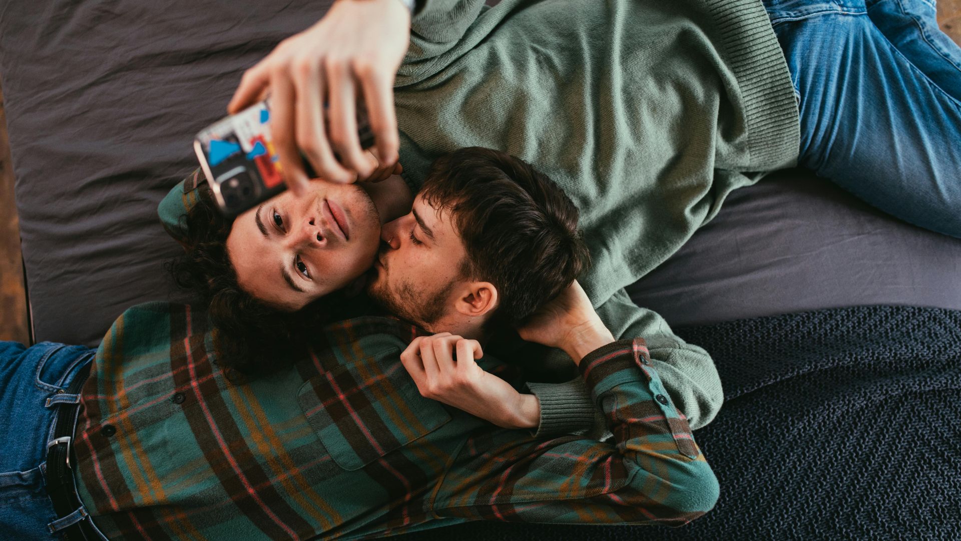 7. Ils sont trop curieux de savoir comment se passe la vie de leur ex maintenant.