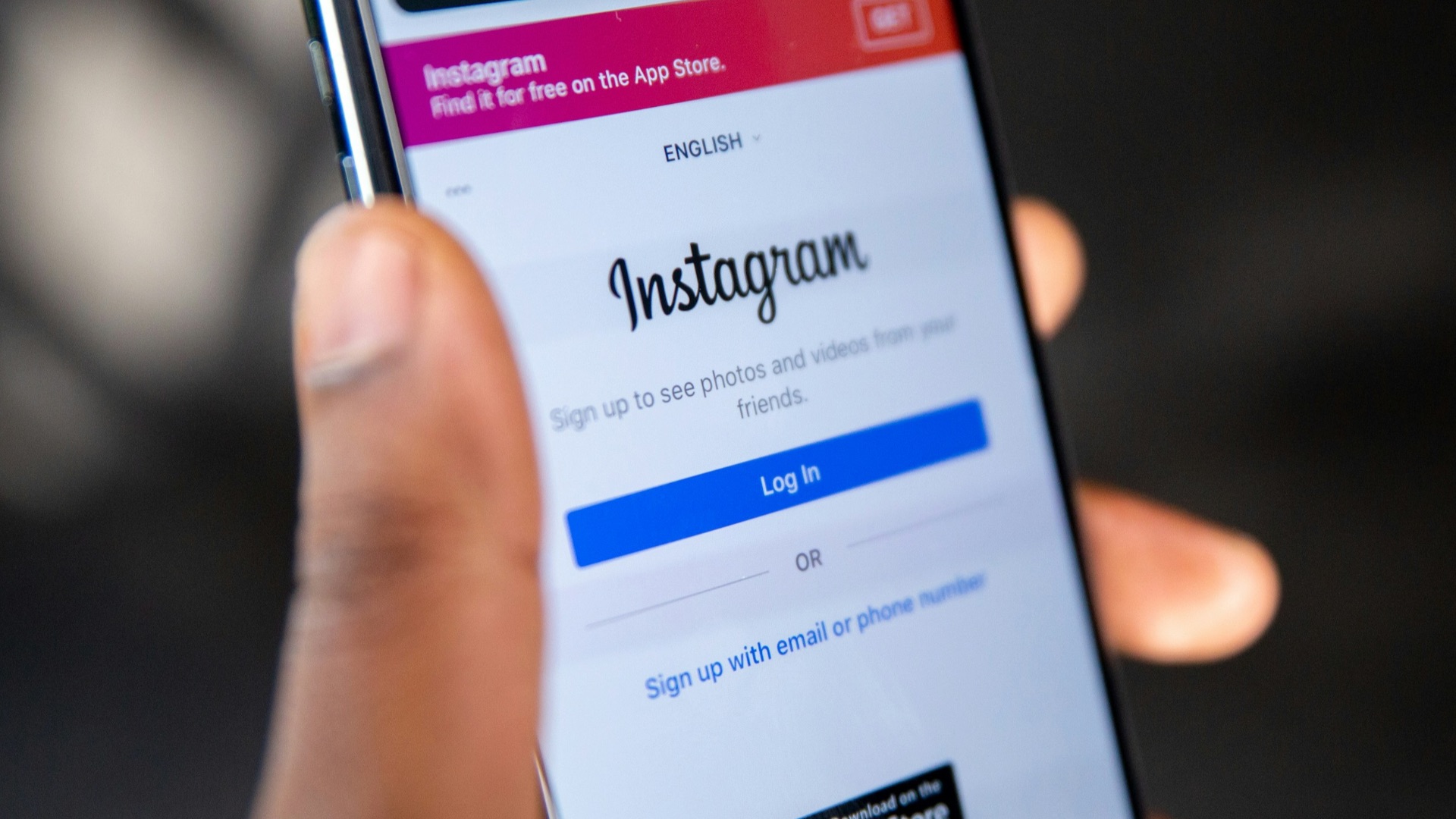 6. Vérifier leurs réseaux sociaux de manière obsessionnelle