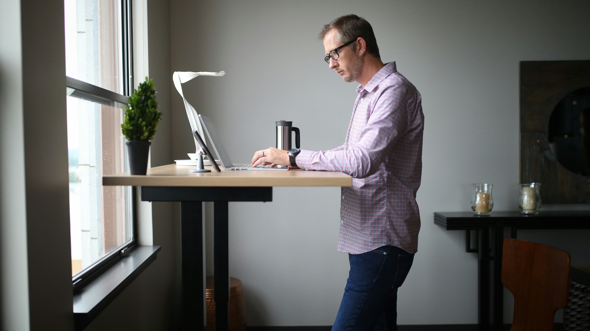 8. Un bureau debout ou un convertisseur de bureau