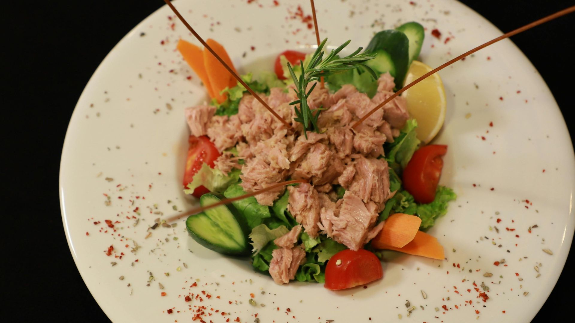 13. Mini-coupes de laitue farcies à la salade de thon