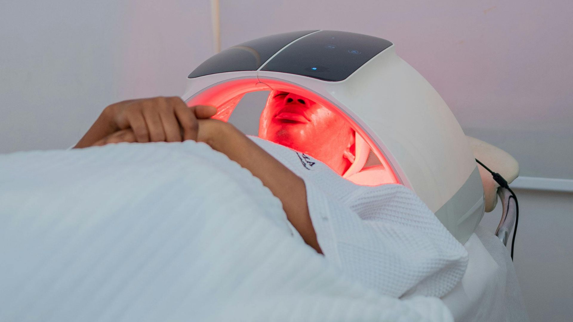 Thérapie par la lumière rouge : 10 bienfaits avérés et 10 allégations exagérées