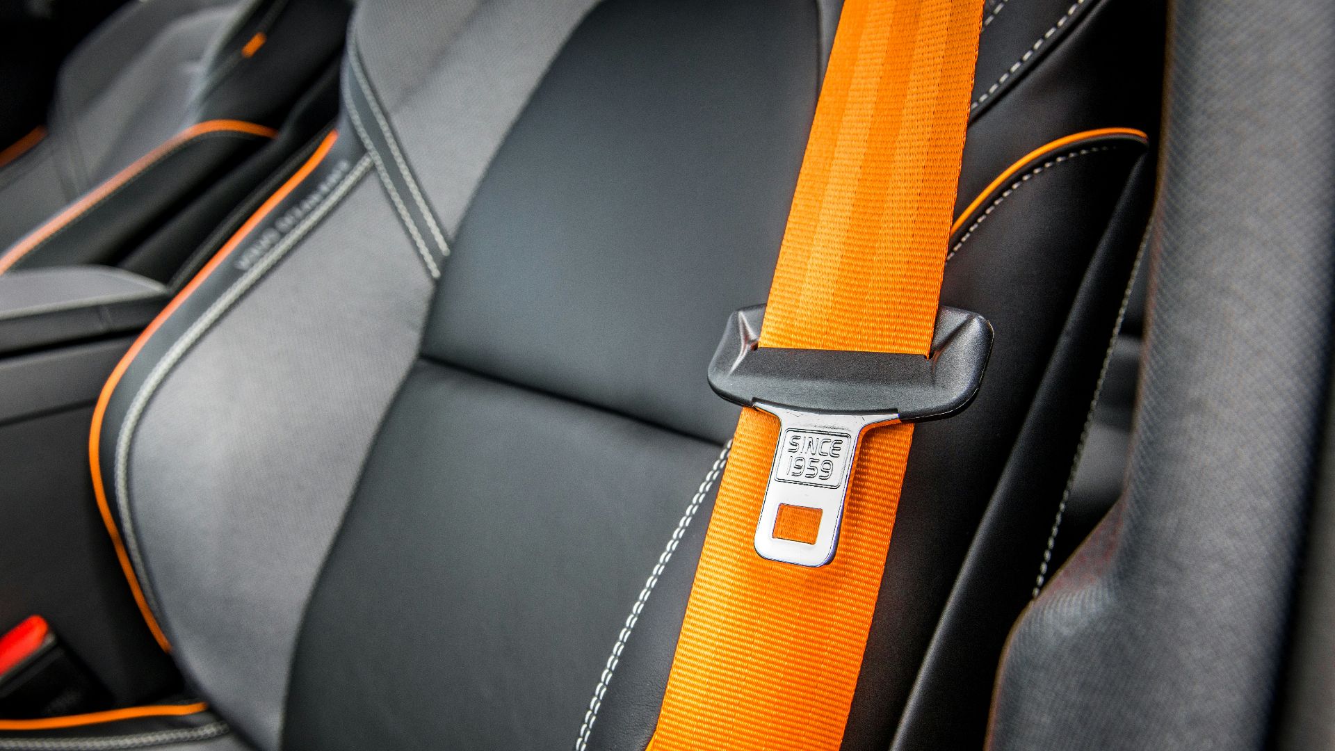 8. Le clic de la ceinture de sécurité dans une voiture ancienne