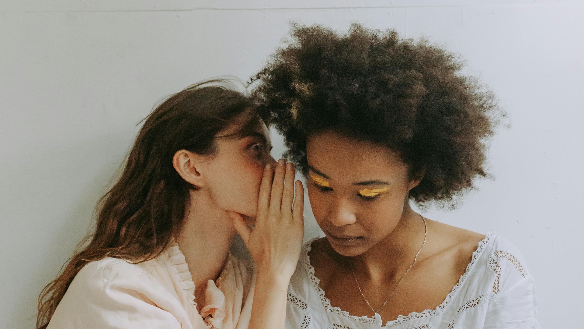 16. Elle répand des rumeurs