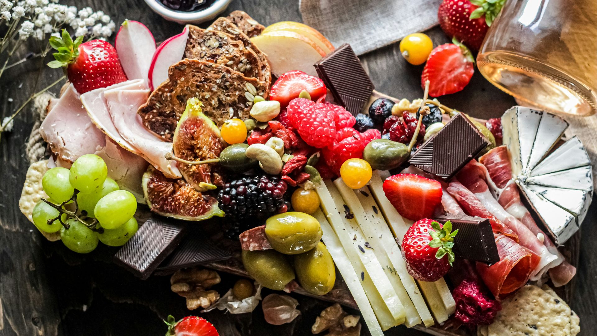 3. Un plateau de charcuterie parfaitement composé pour une personne