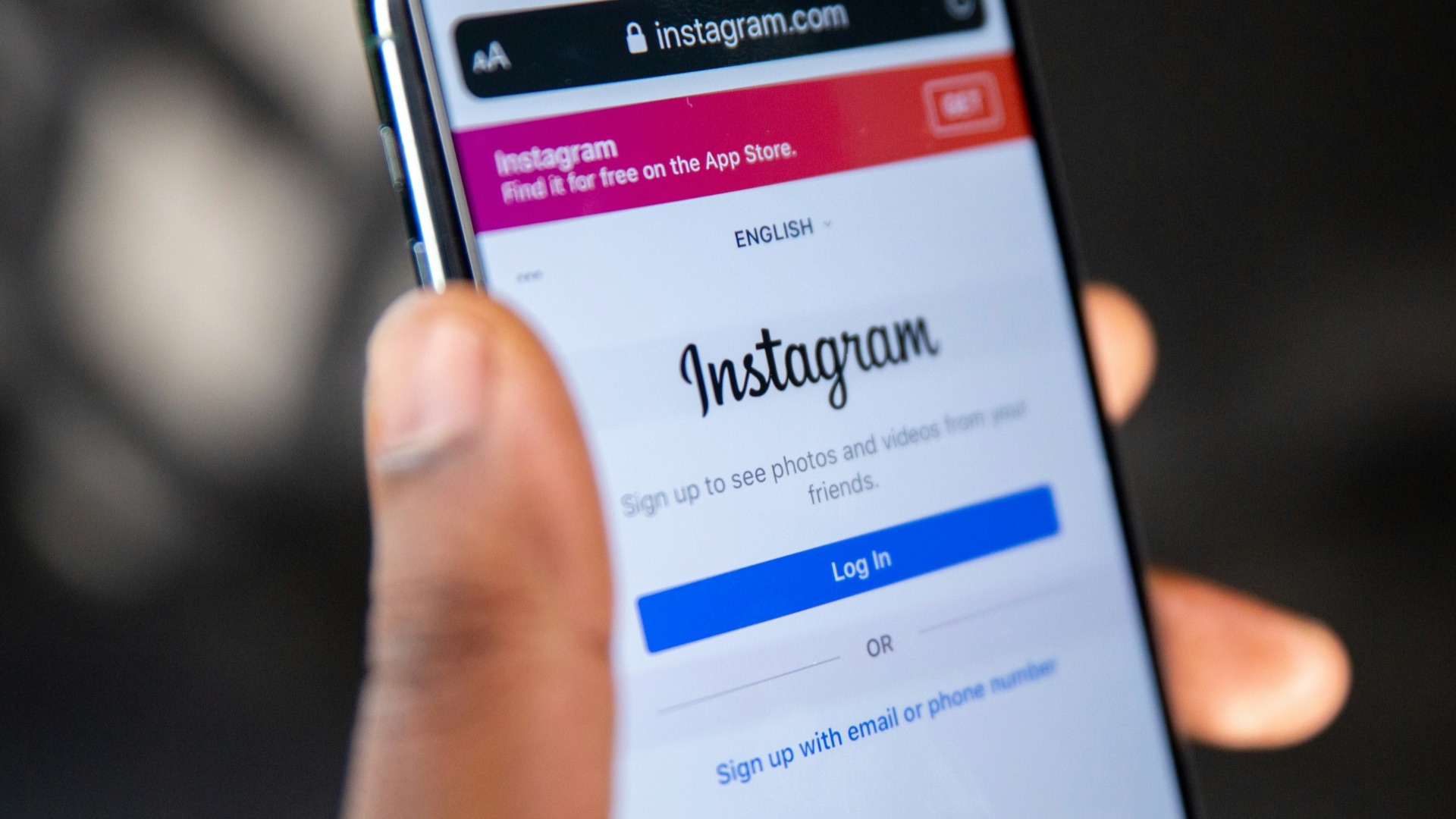 8. Elle utilise les réseaux sociaux pour embarrasser les autres.