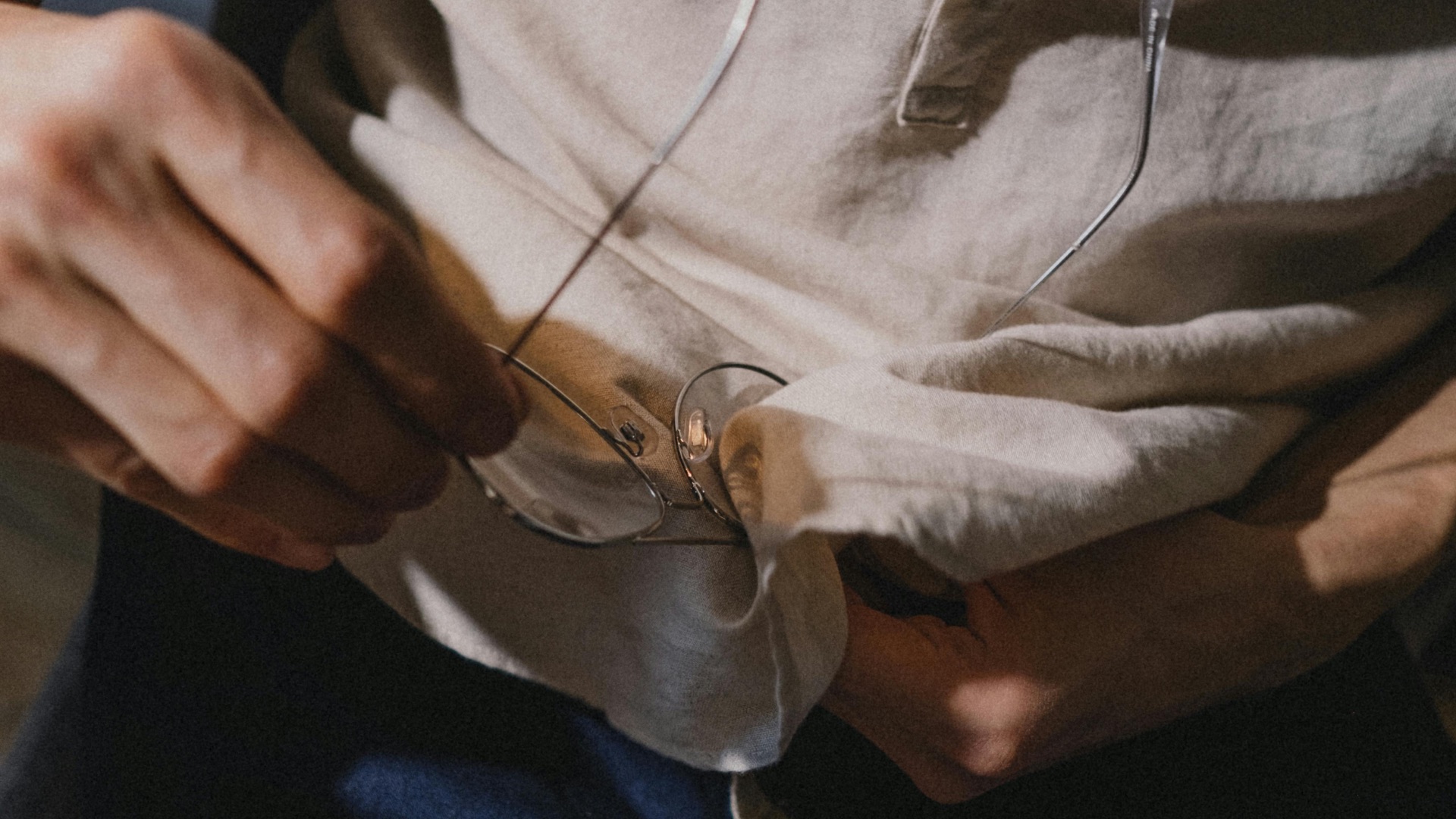 1. Nettoyer ses verres avec son t-shirt