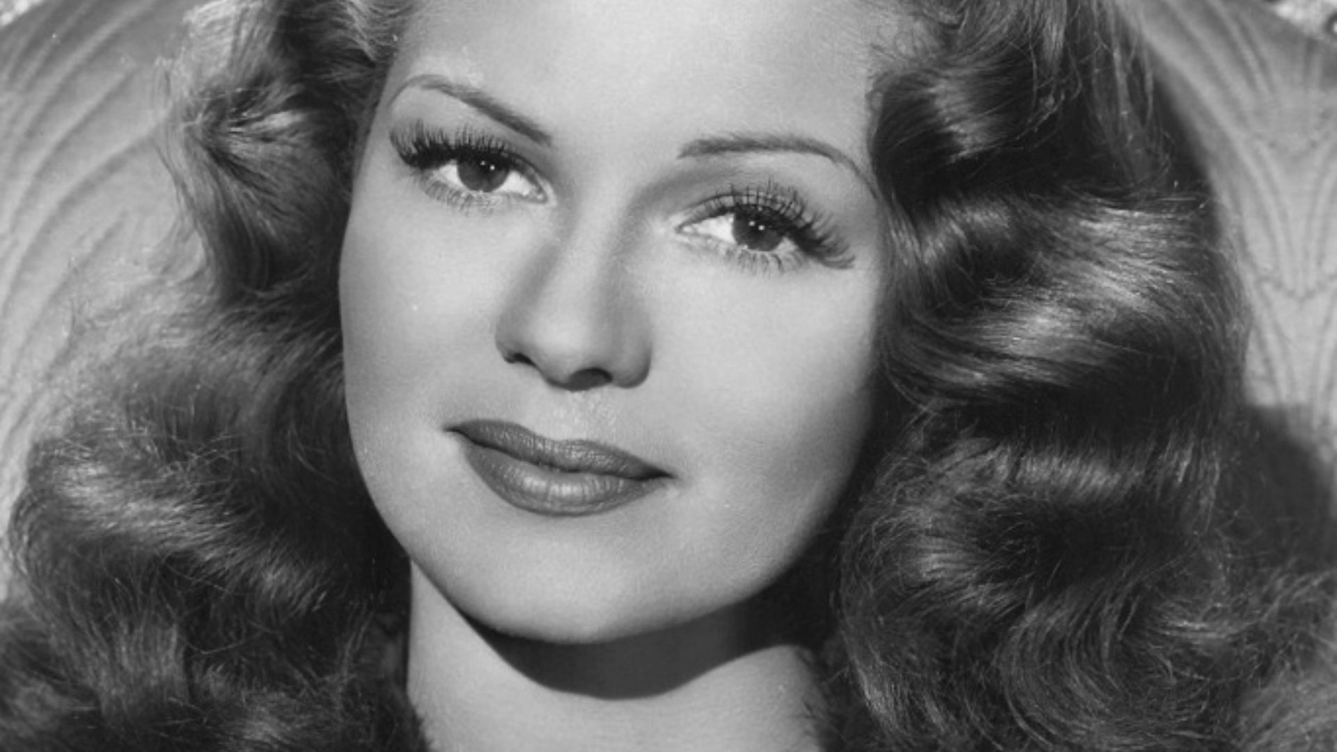 17. La ligne capillaire douloureuse de Rita Hayworth