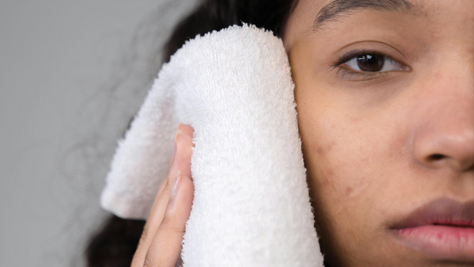 2. Utilisez un gant de toilette chaud et humide