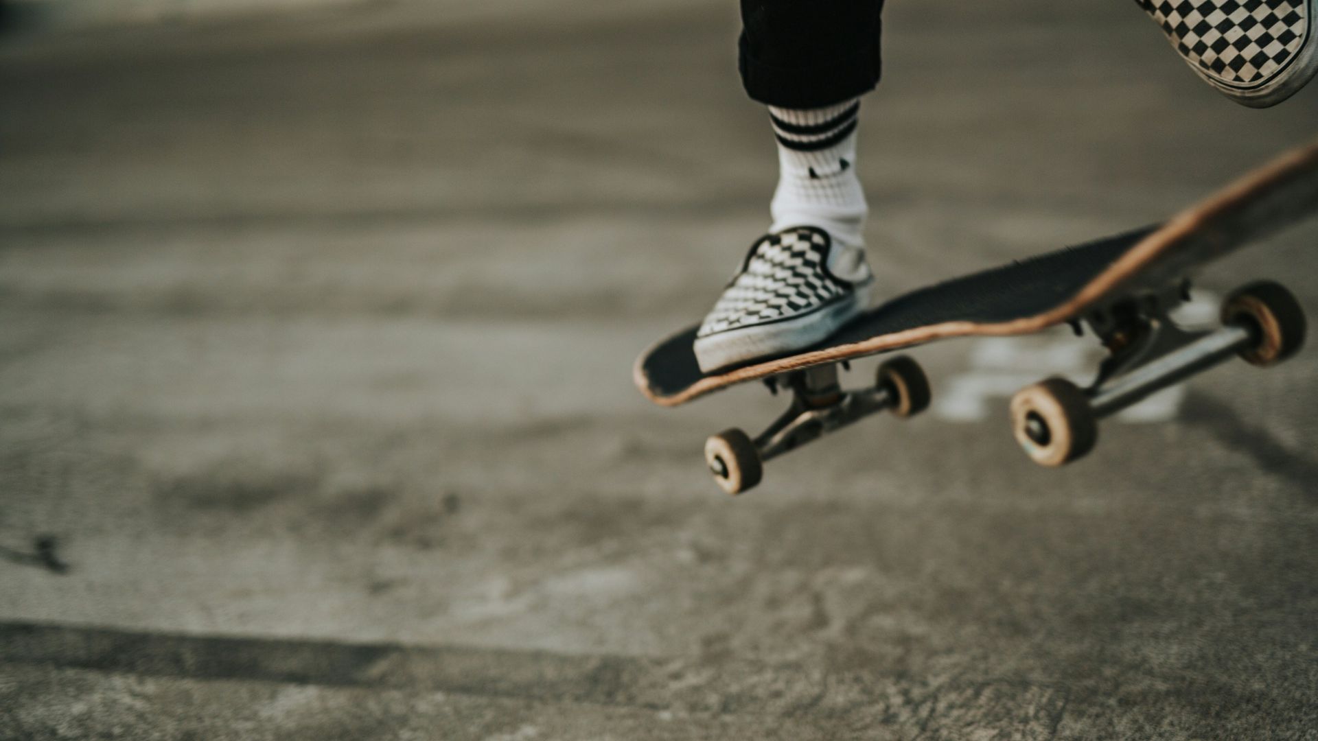 15. Un skateboard roulant sur les fissures du trottoir