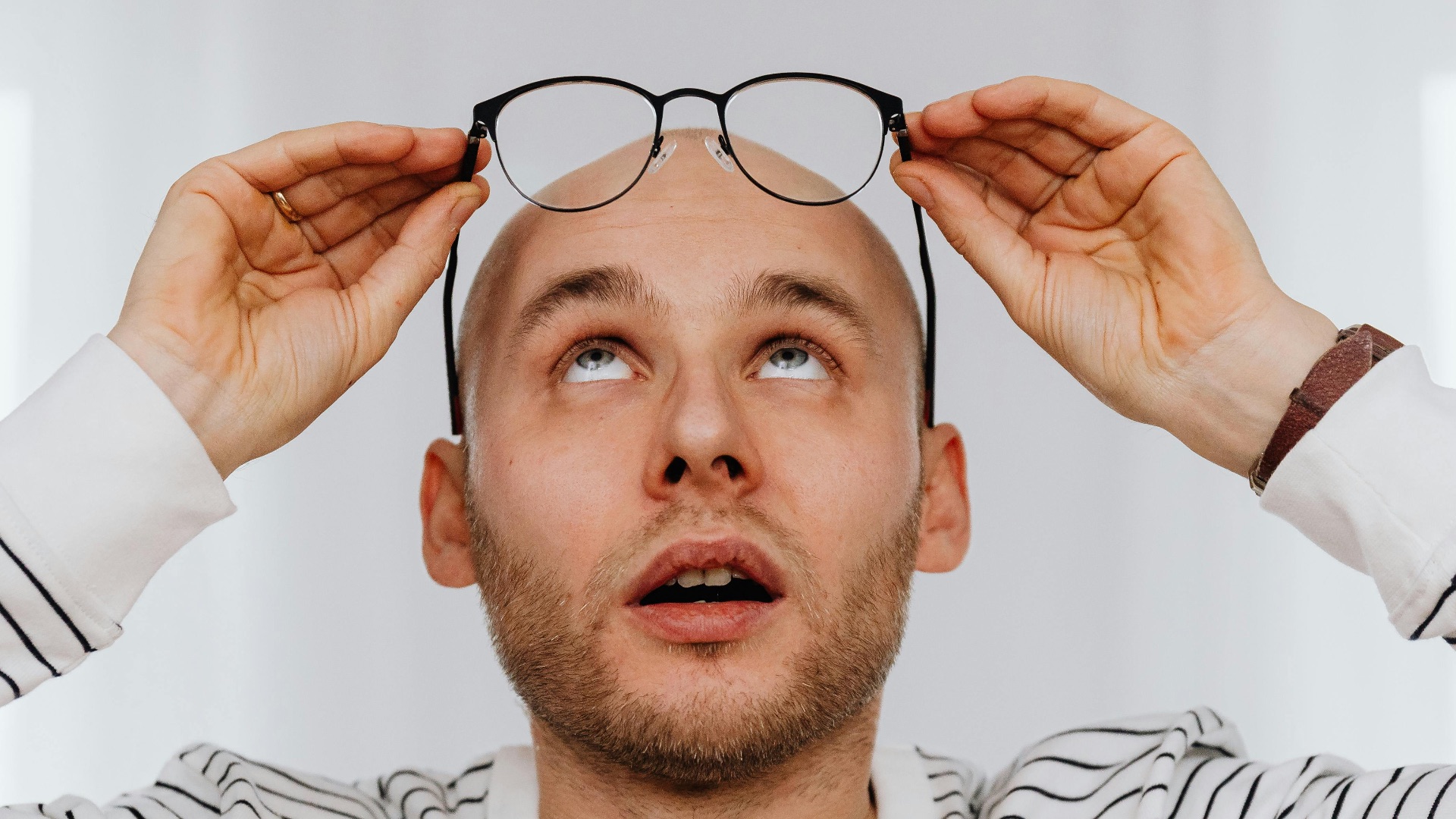 10 erreurs que vous commettez avec vos lunettes et 10 astuces pour les garder en parfait état