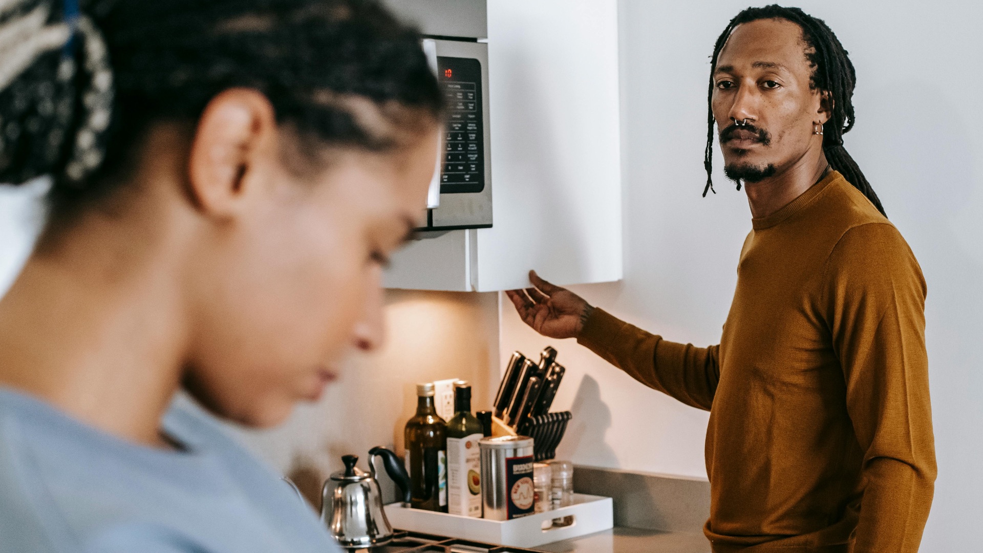 8. Remuer ou regarder autour de soi pendant que quelqu'un parle