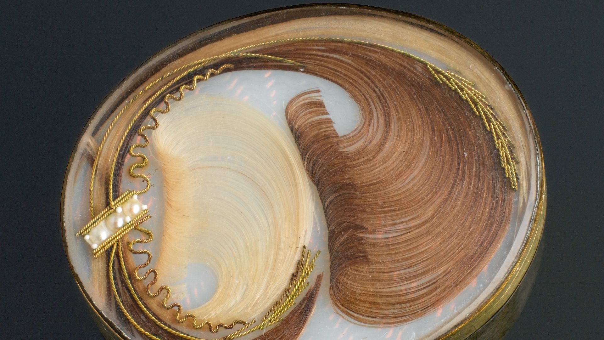 1. Bijoux en cheveux naturels