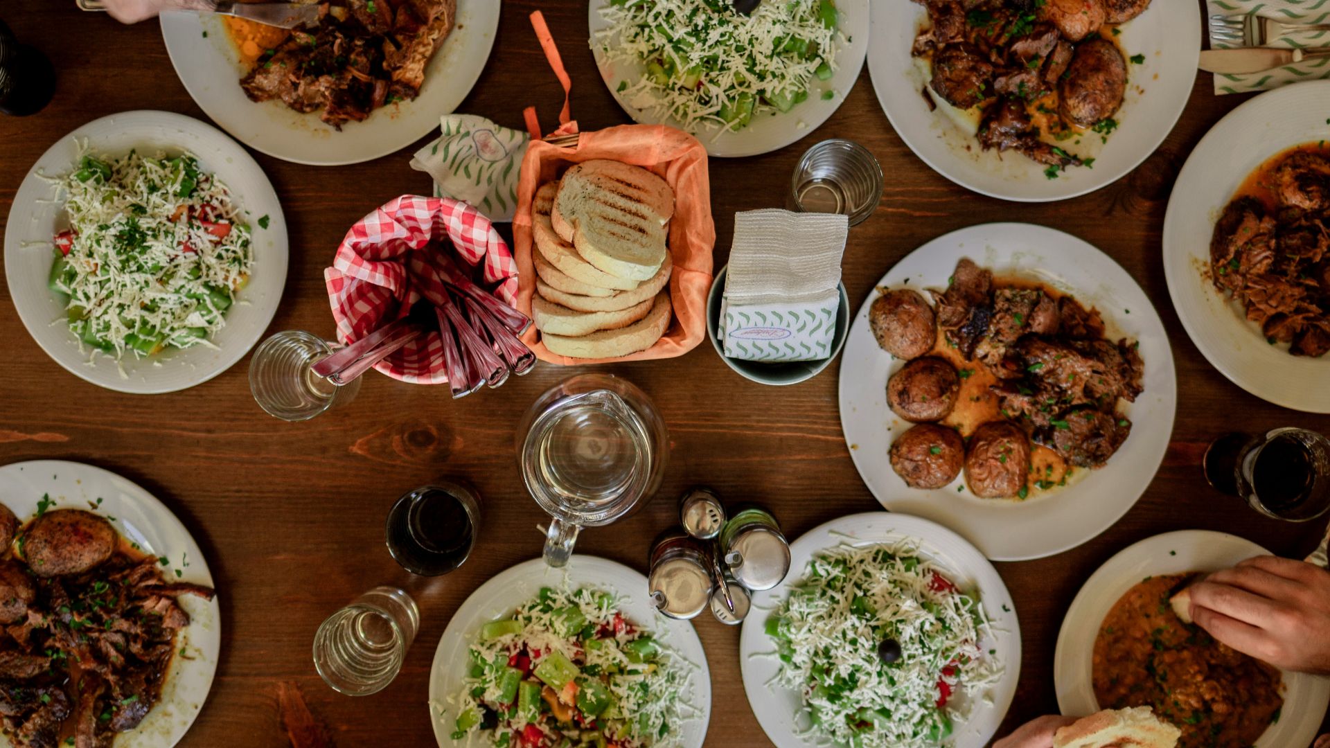 7. Organisez un dîner mensuel