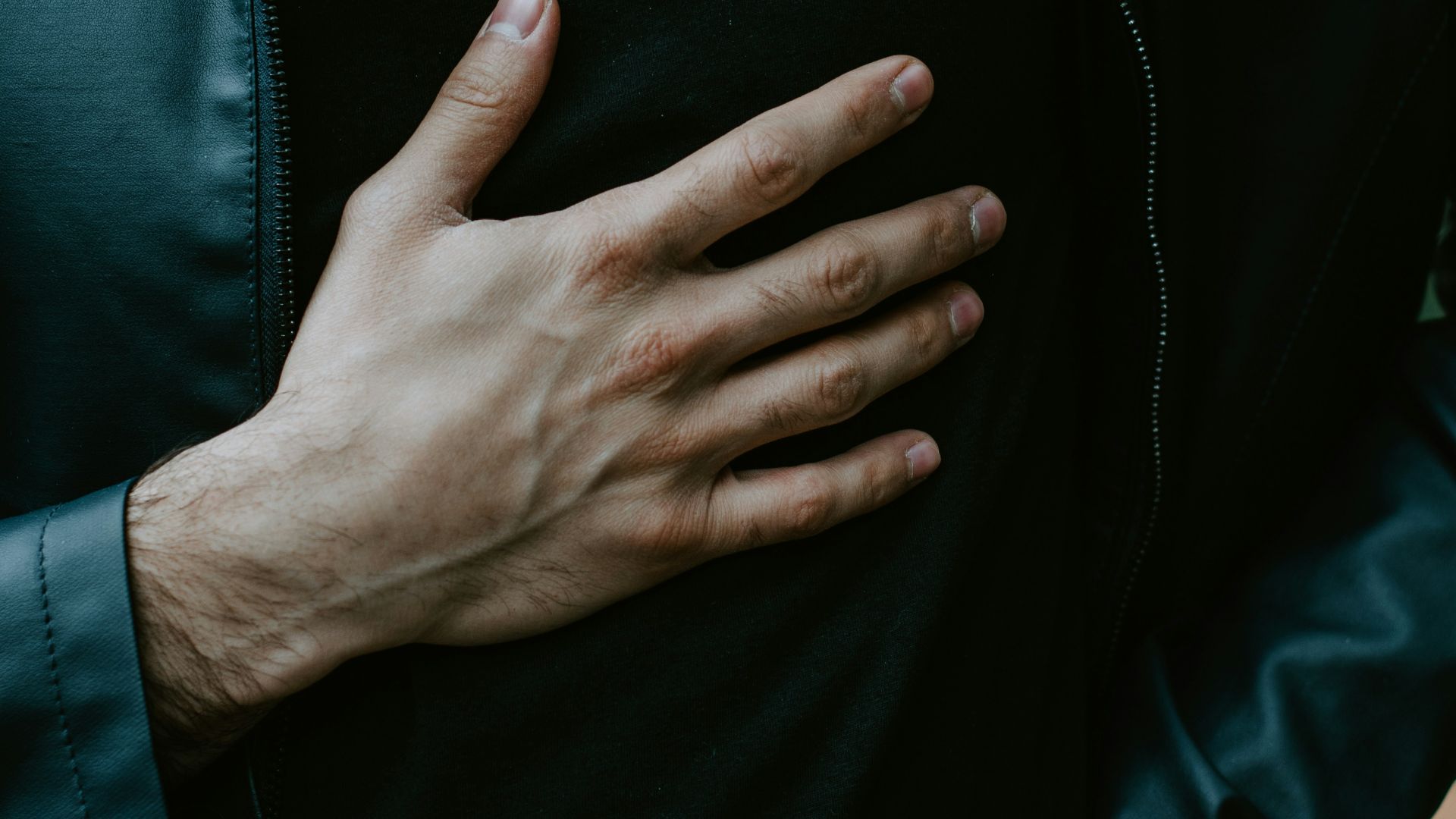 2. Douleur ou sensation d'oppression dans la poitrine