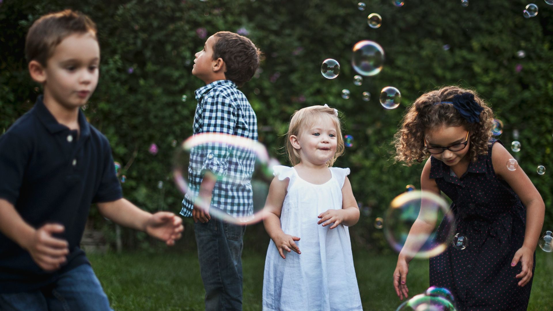 8. Garder un œil sur les enfants du quartier