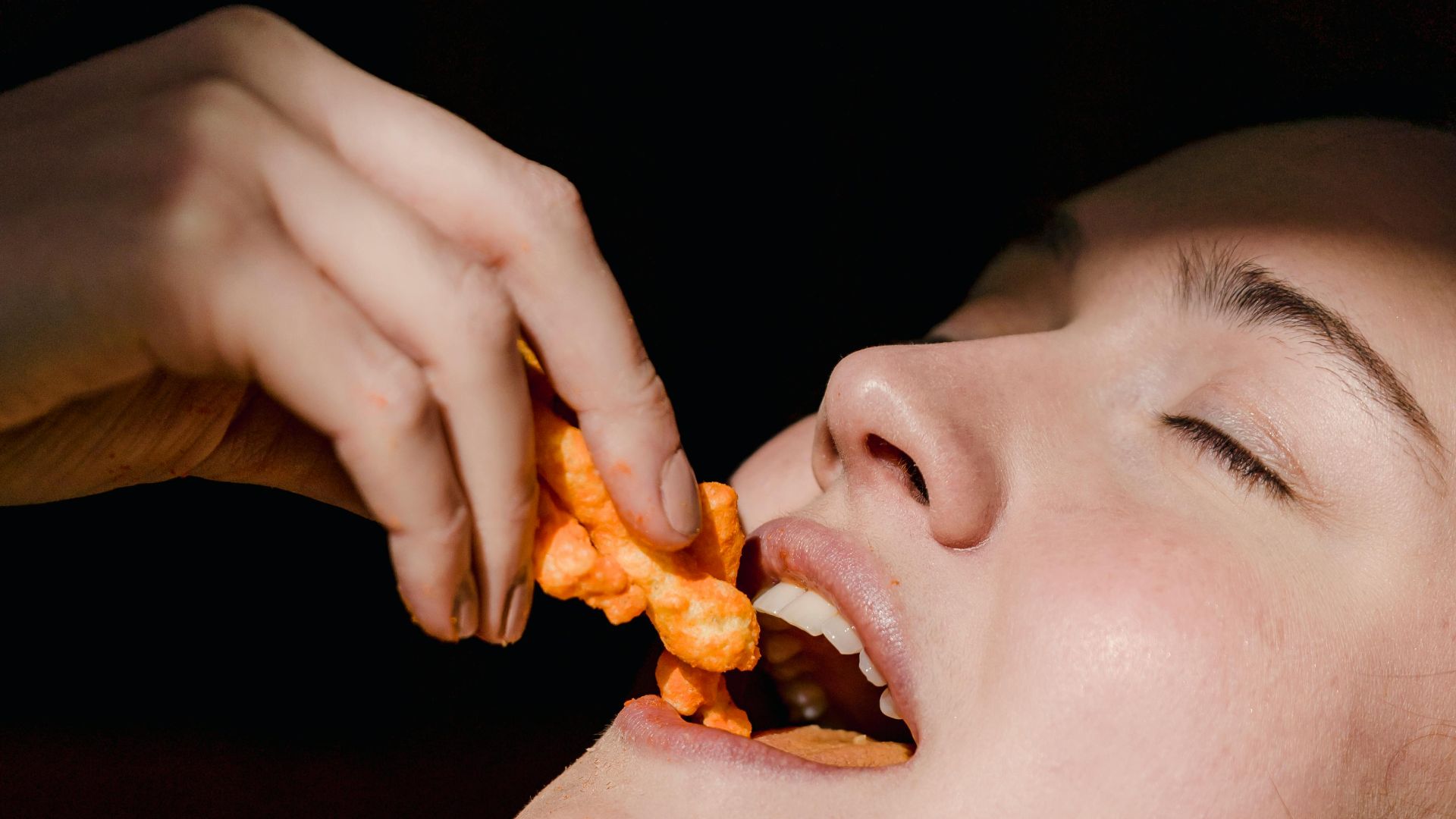 7. Mâchez la bouche fermée.