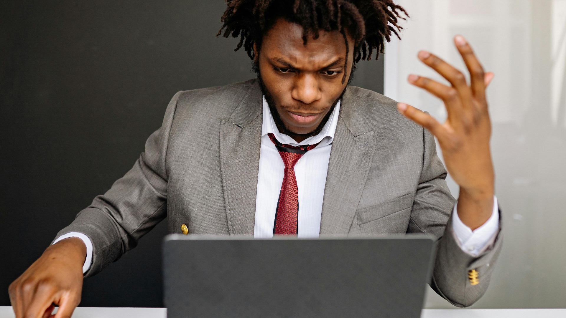 10. On ne vous inclut pas dans les discussions importantes
