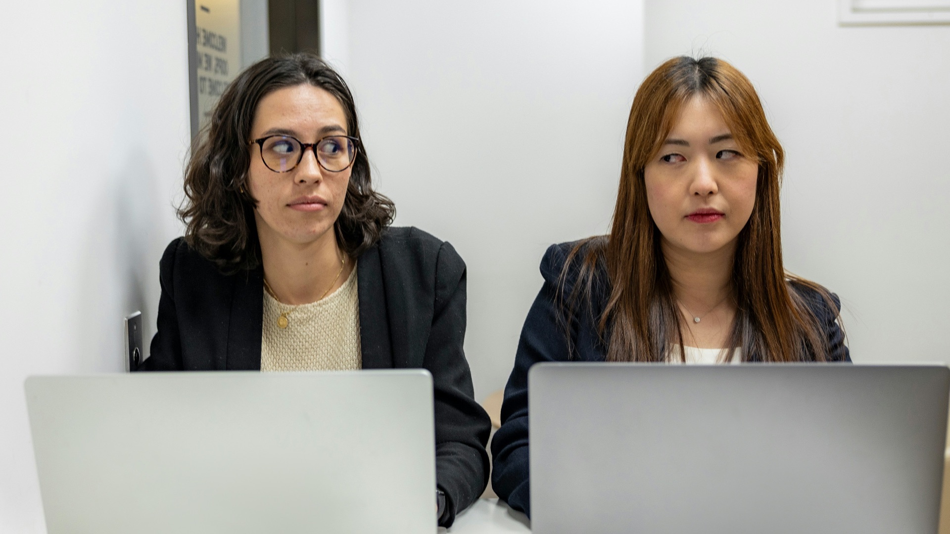 4. Avoir une expression faciale sévère au repos