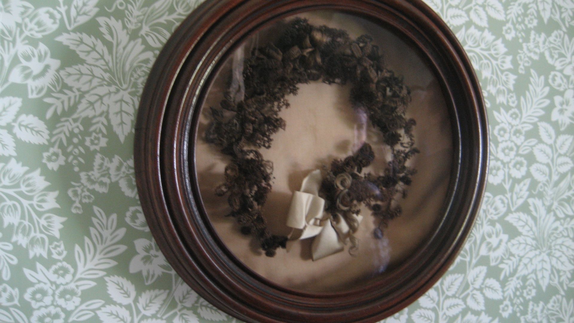 2. Des couronnes de cheveux accrochées au mur