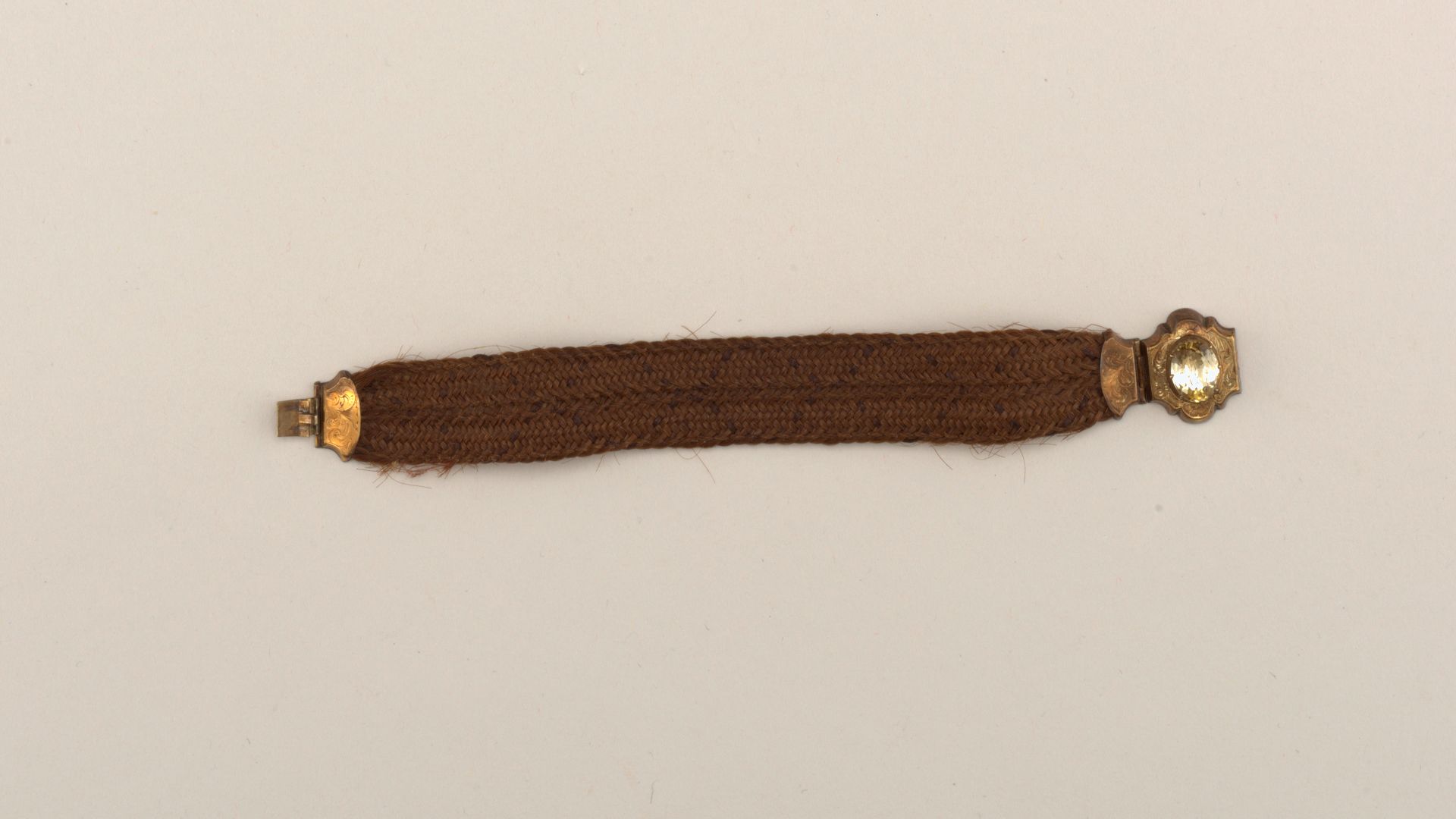 2. Des amoureux victoriens échangeant des bijoux de cheveux