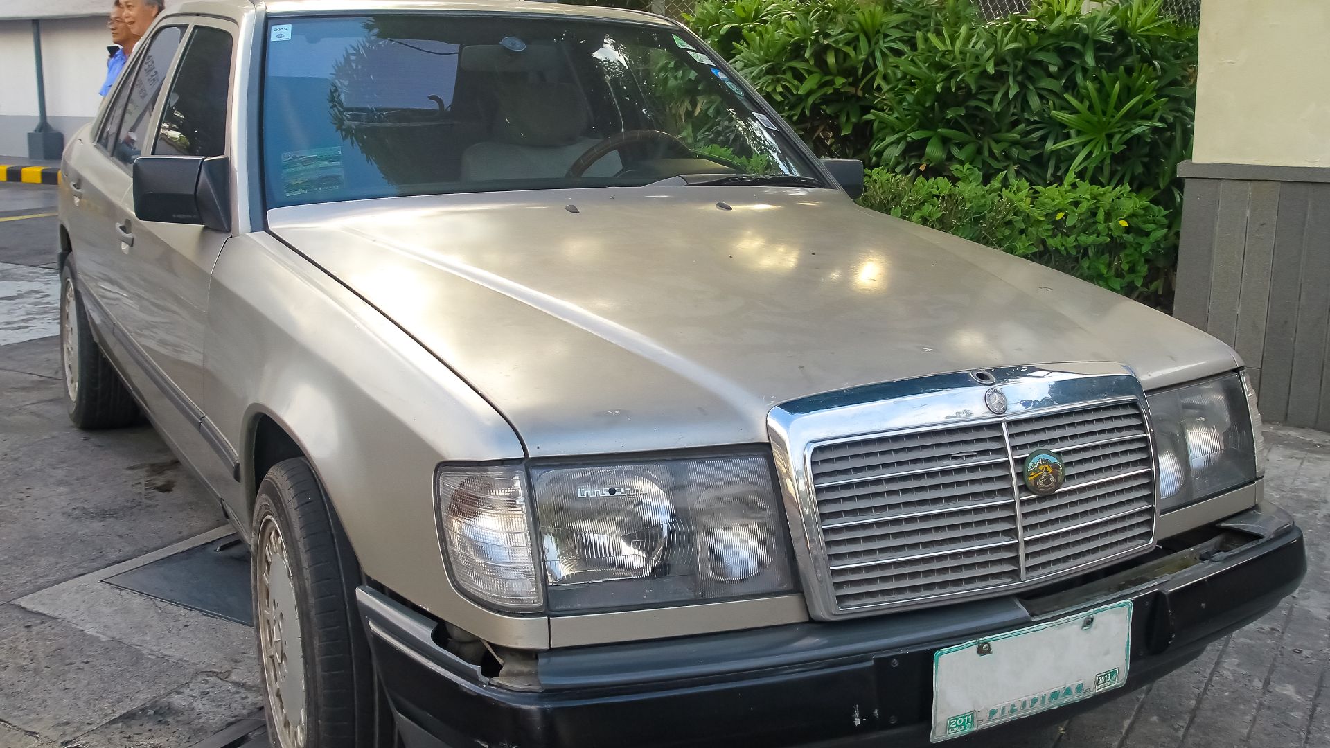 17. La voiture de tous les jours à six cylindres (260E)