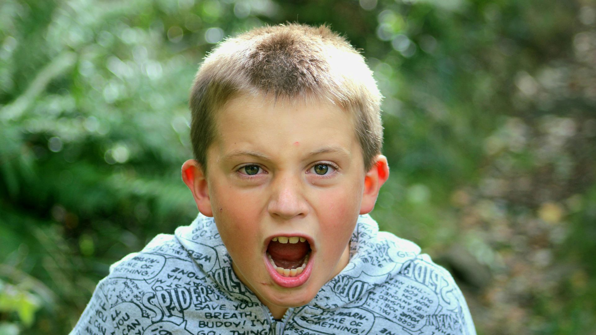 2. Ils restent calmes lorsque les enfants font du bruit ou mettent le désordre.