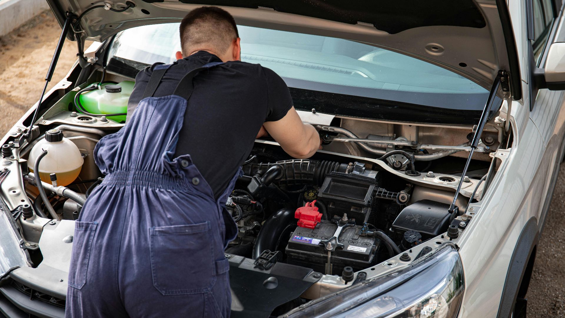 5. Un bruit métallique sous la voiture qui change en fonction de l'accélération