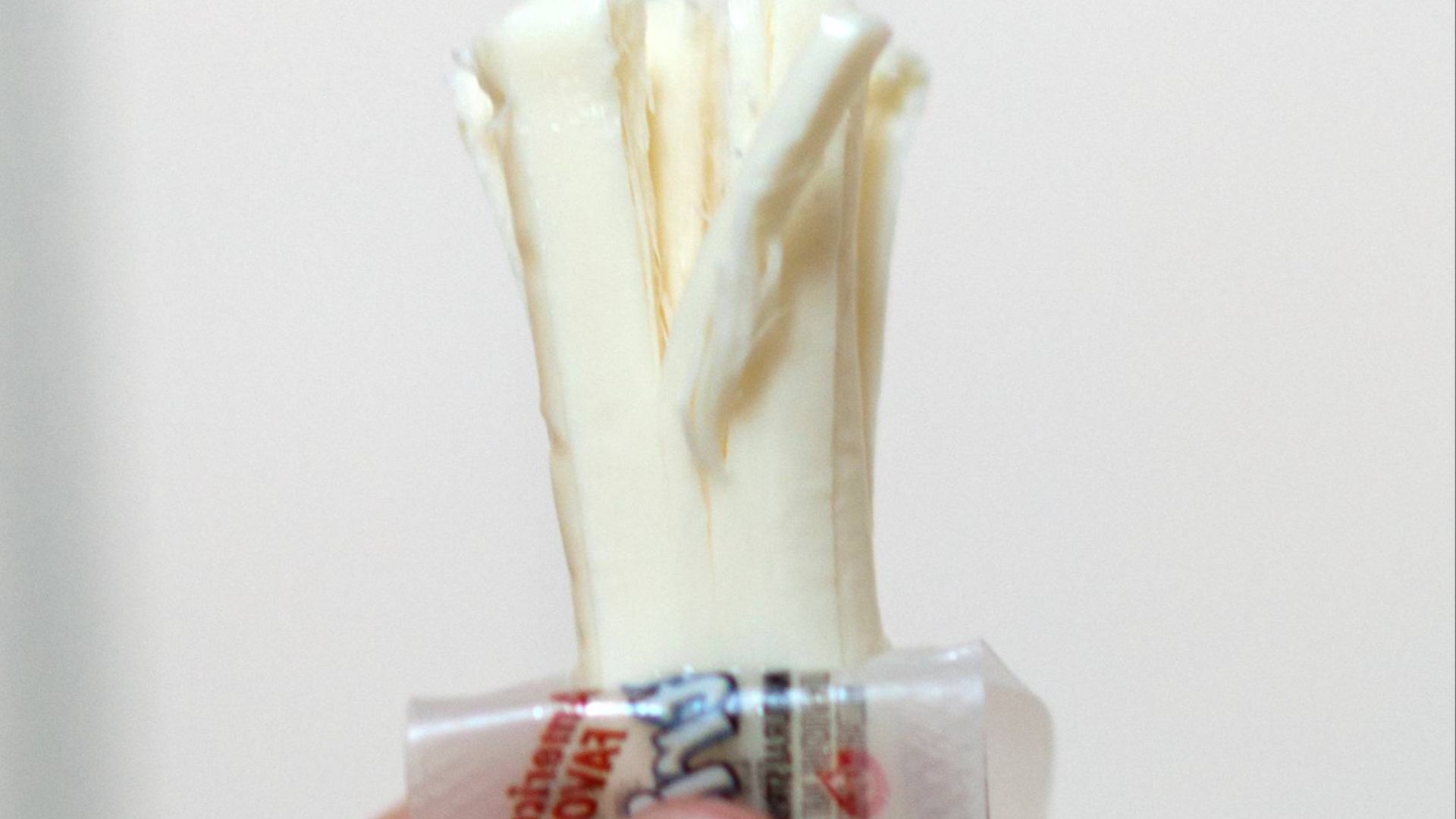 7. Des bâtonnets de fromage accompagnés de quelques crackers aux céréales complètes