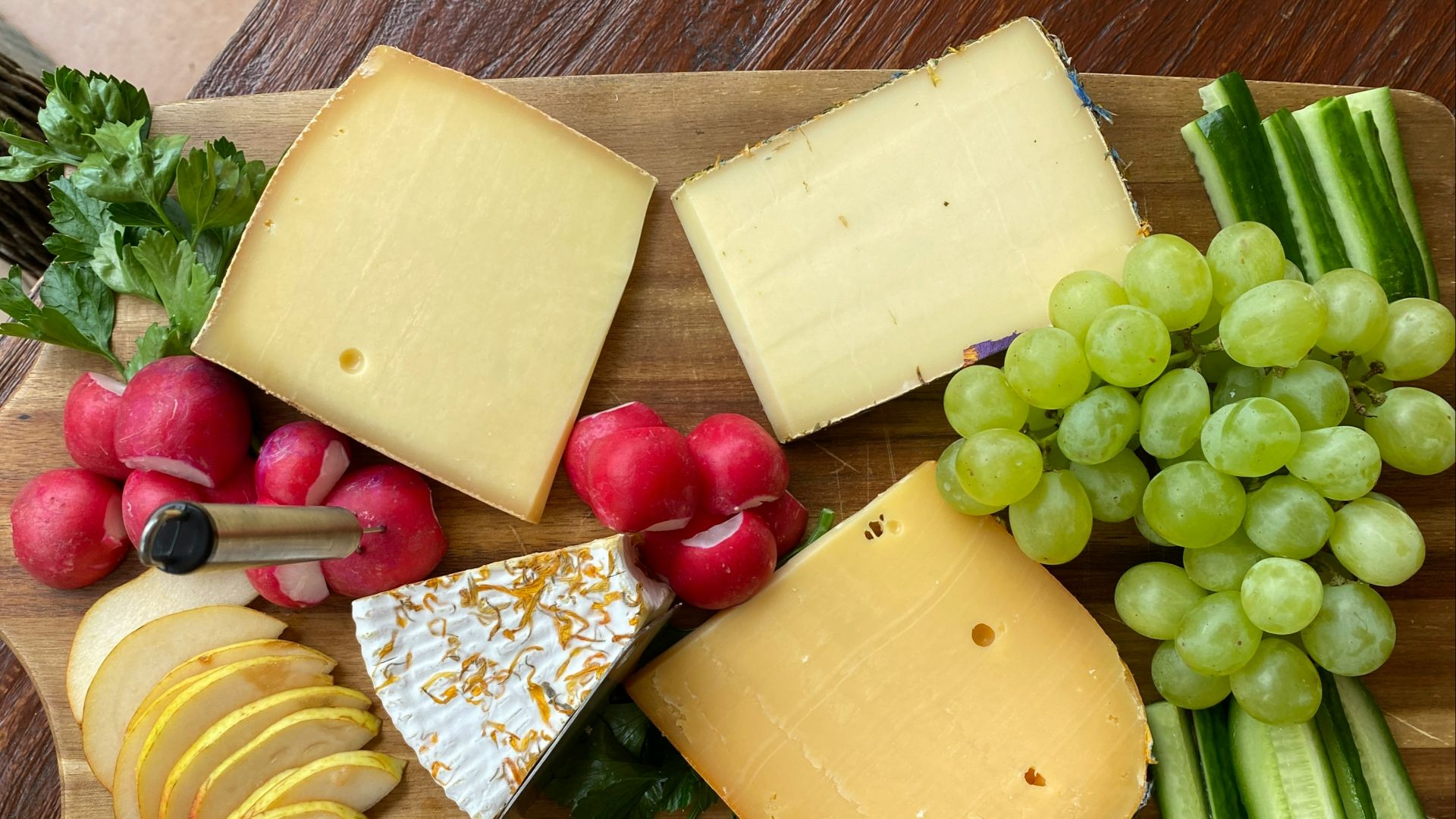 1. Cinq raisins et trois cubes de fromage