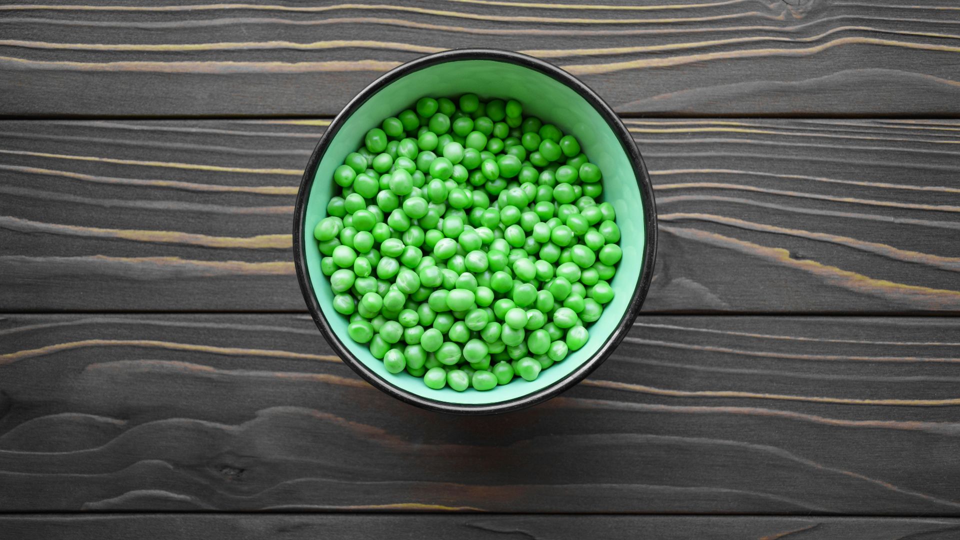 6. Un bol de petits pois surgelés, réchauffés au micro-ondes