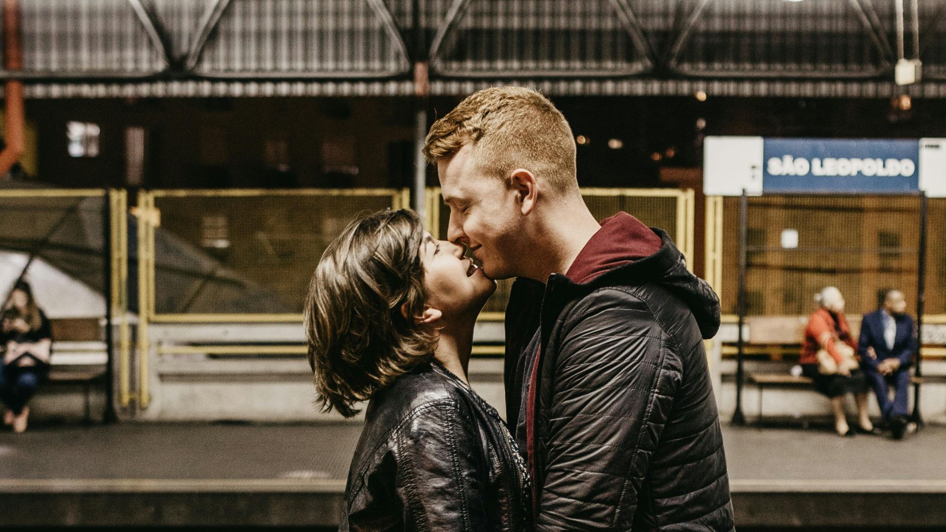 18. Abuser des marques d'affection en public