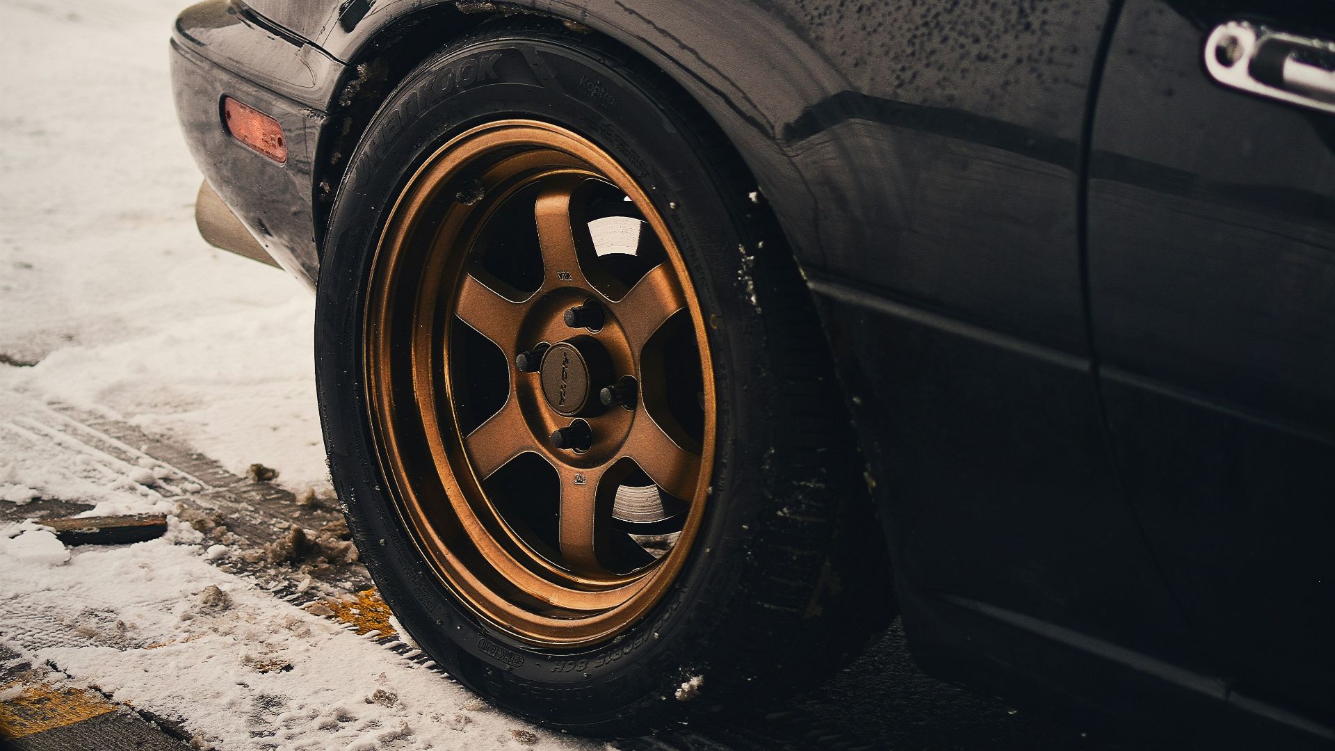 3. Inspectez les pneus pour détecter les renflements, les coupures ou les clous incrustés.
