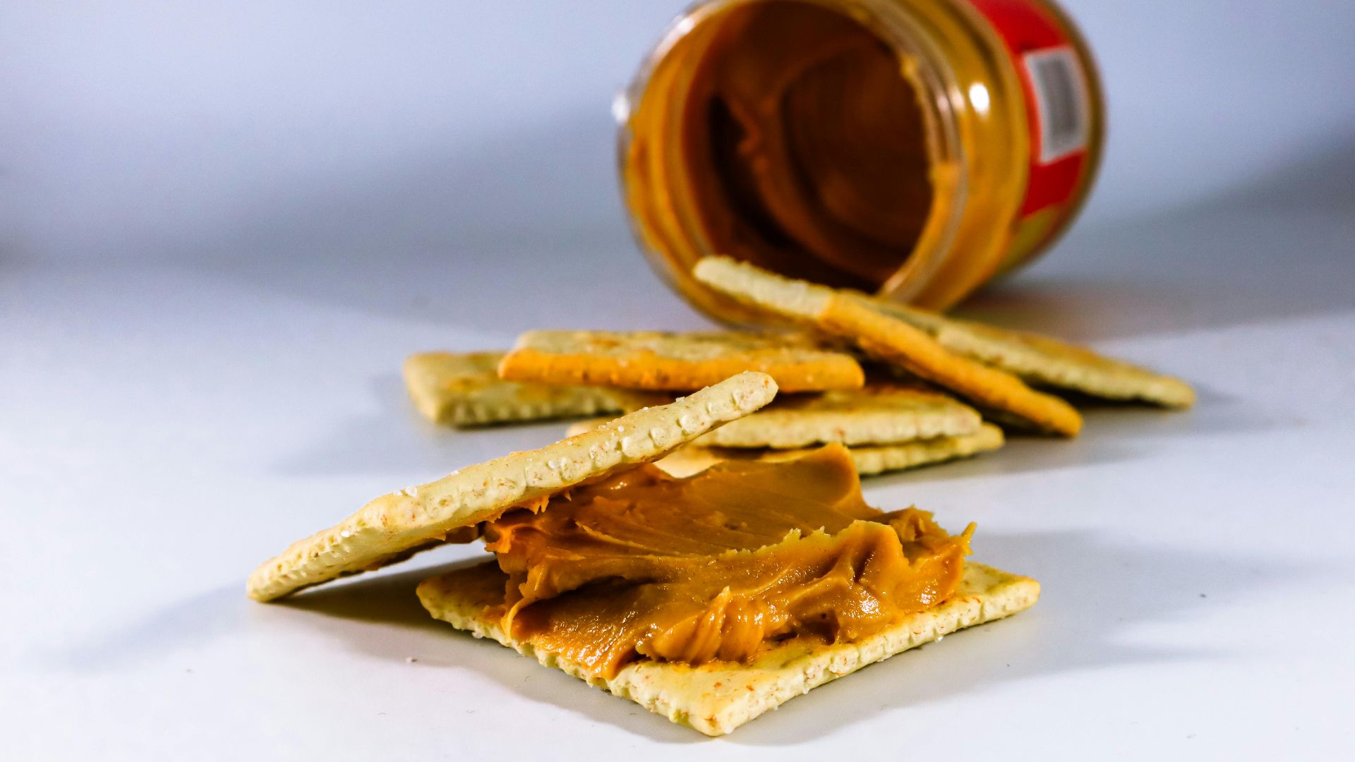 3. Un paquet de crackers et de beurre de cacahuète