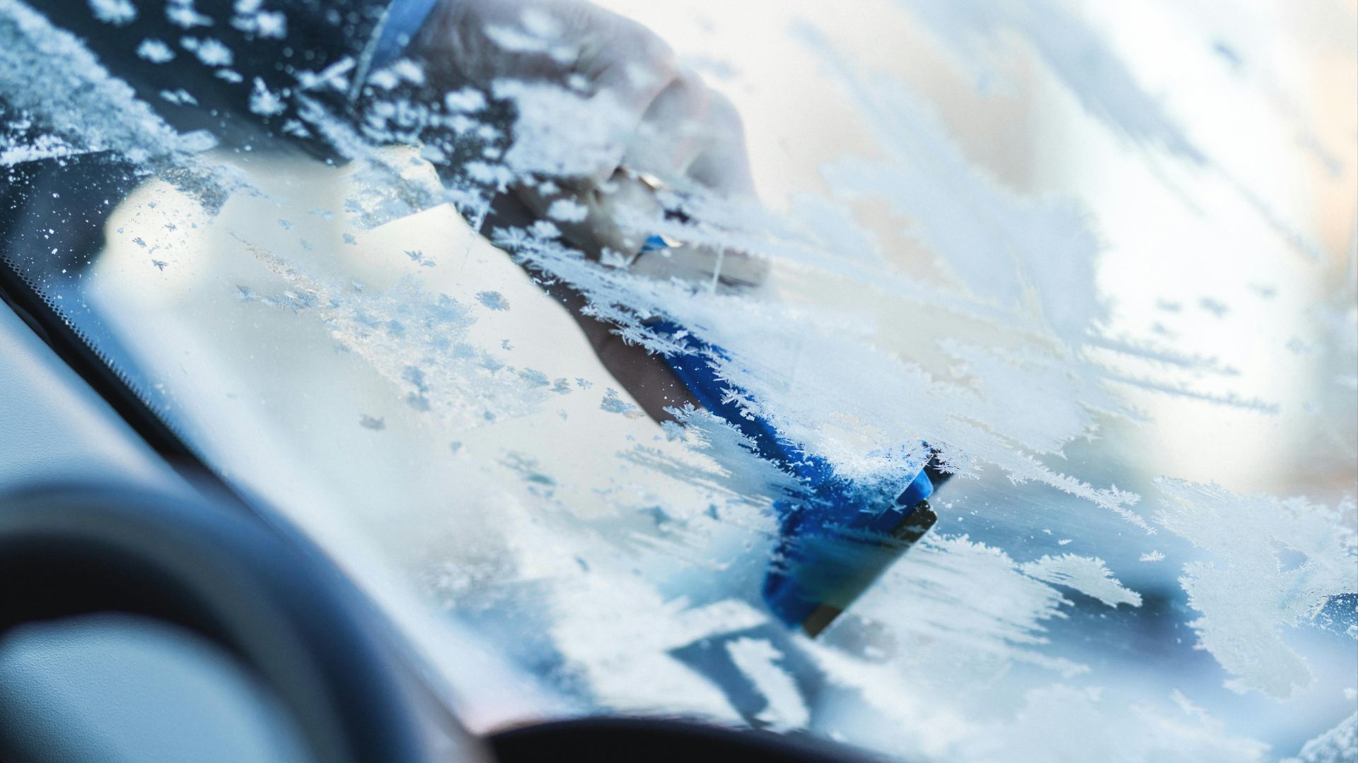15. Utilisez une brosse à neige et un grattoir à glace en plastique.