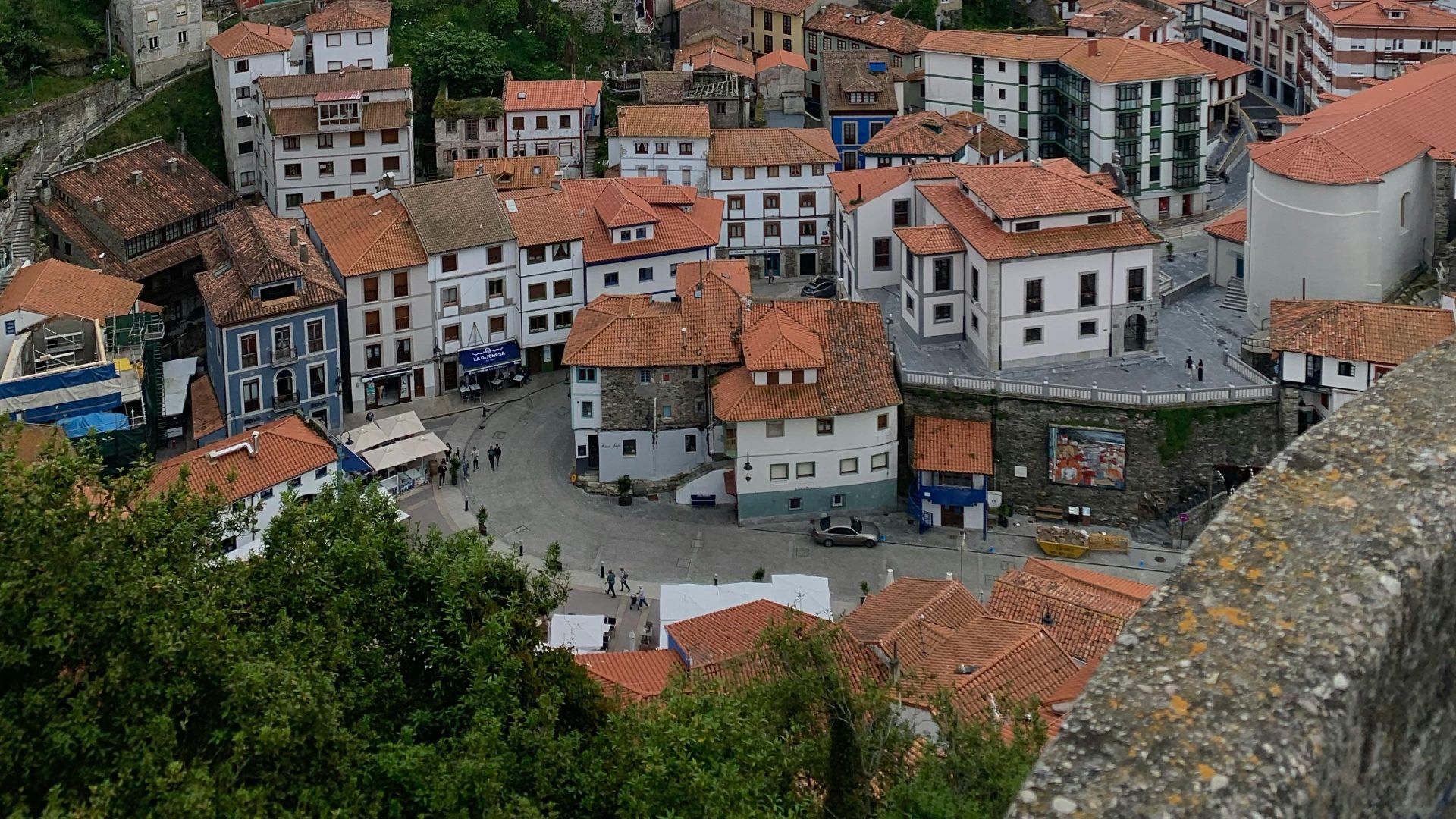 13. Petites places