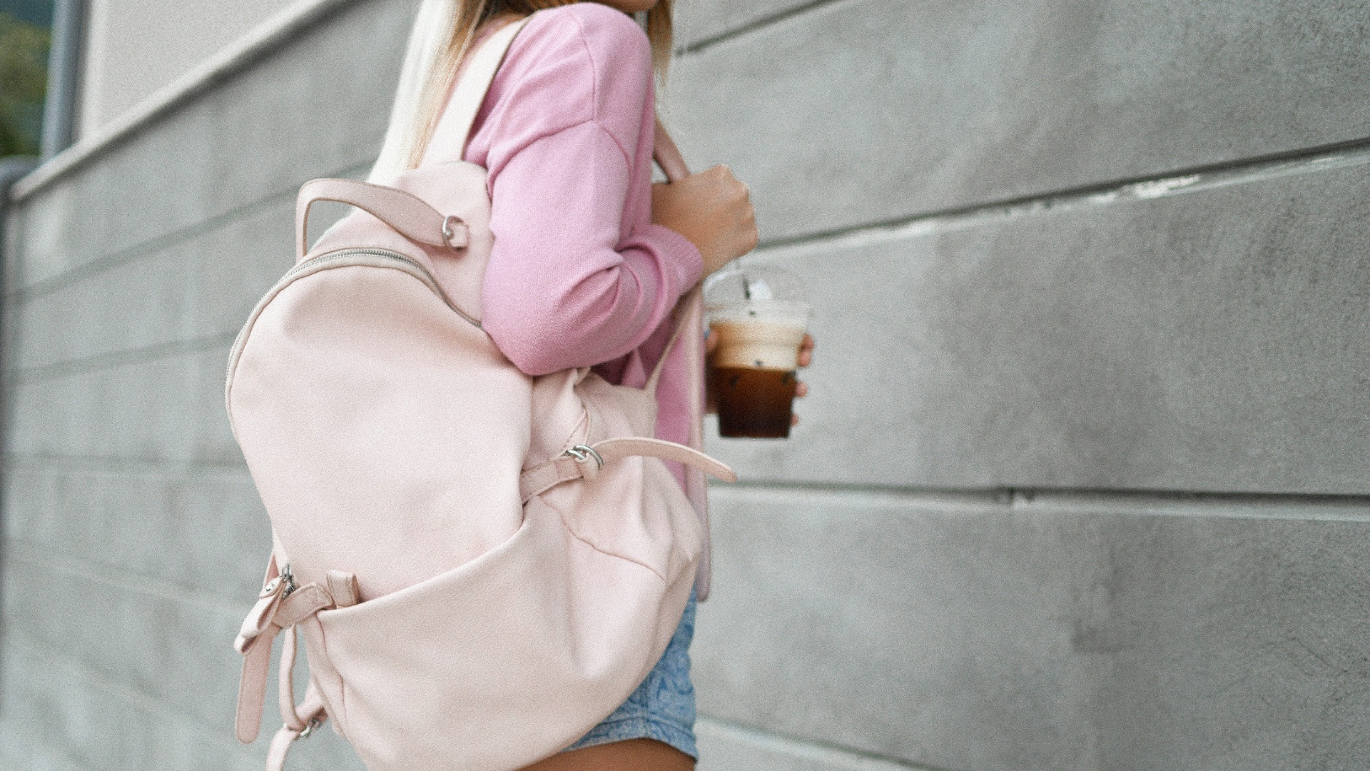 19. Porter un sac lourd sur une seule épaule