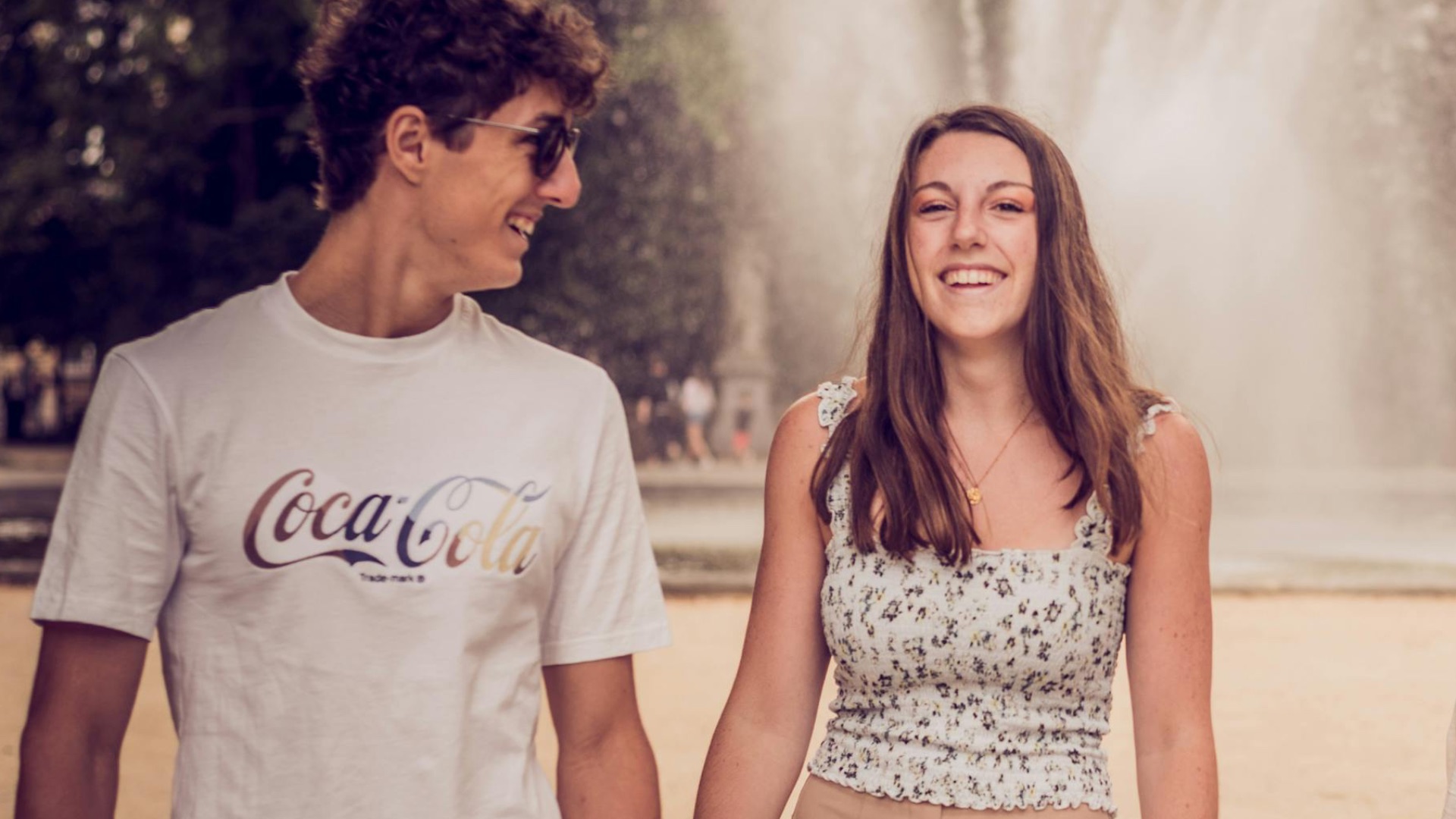 14. Leur enthousiasme semble forcé