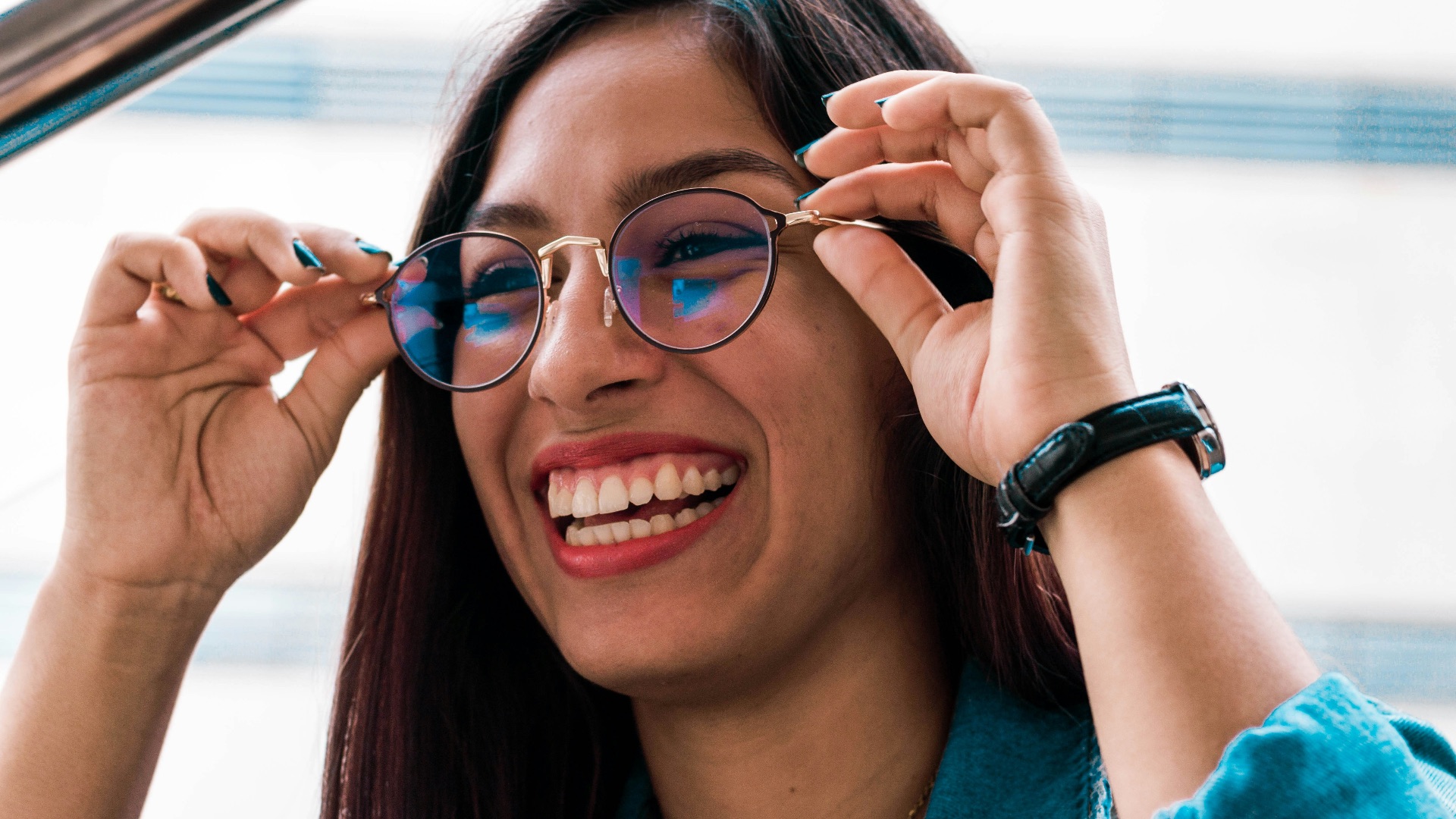 10 raisons de passer aux lentilles de contact et 10 raisons pour lesquelles il vaut mieux rester fidèle aux lunettes