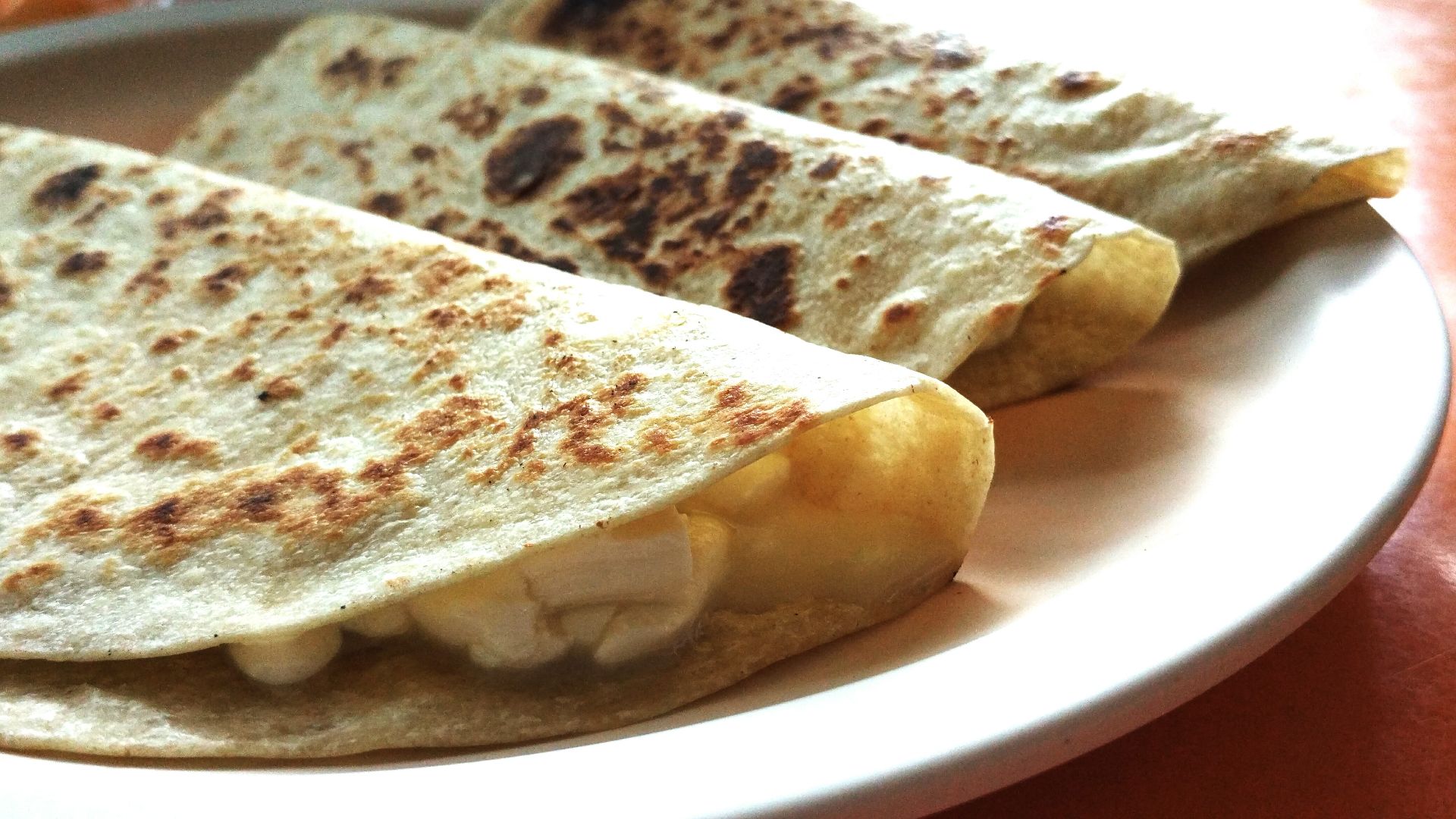 14. Une tortilla fourrée au fromage râpé