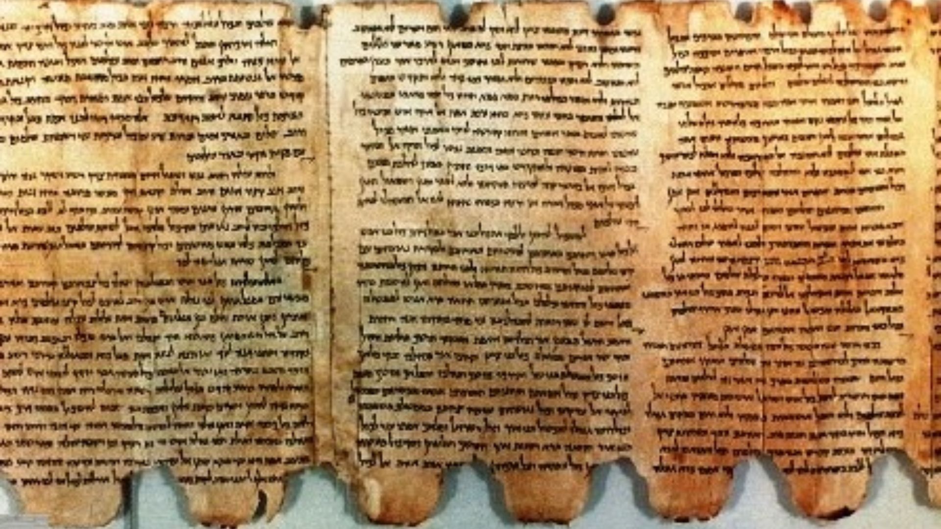 3. Les manuscrits de la mer Morte dans une grotte du désert