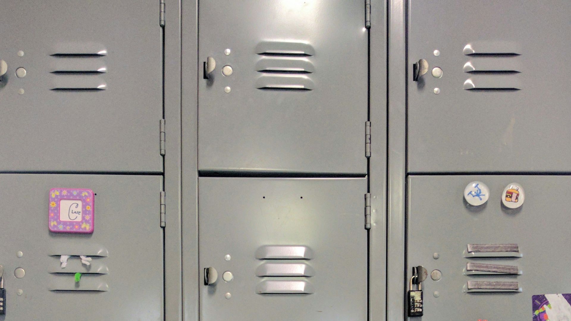 16. Le claquement métallique d'une porte de casier