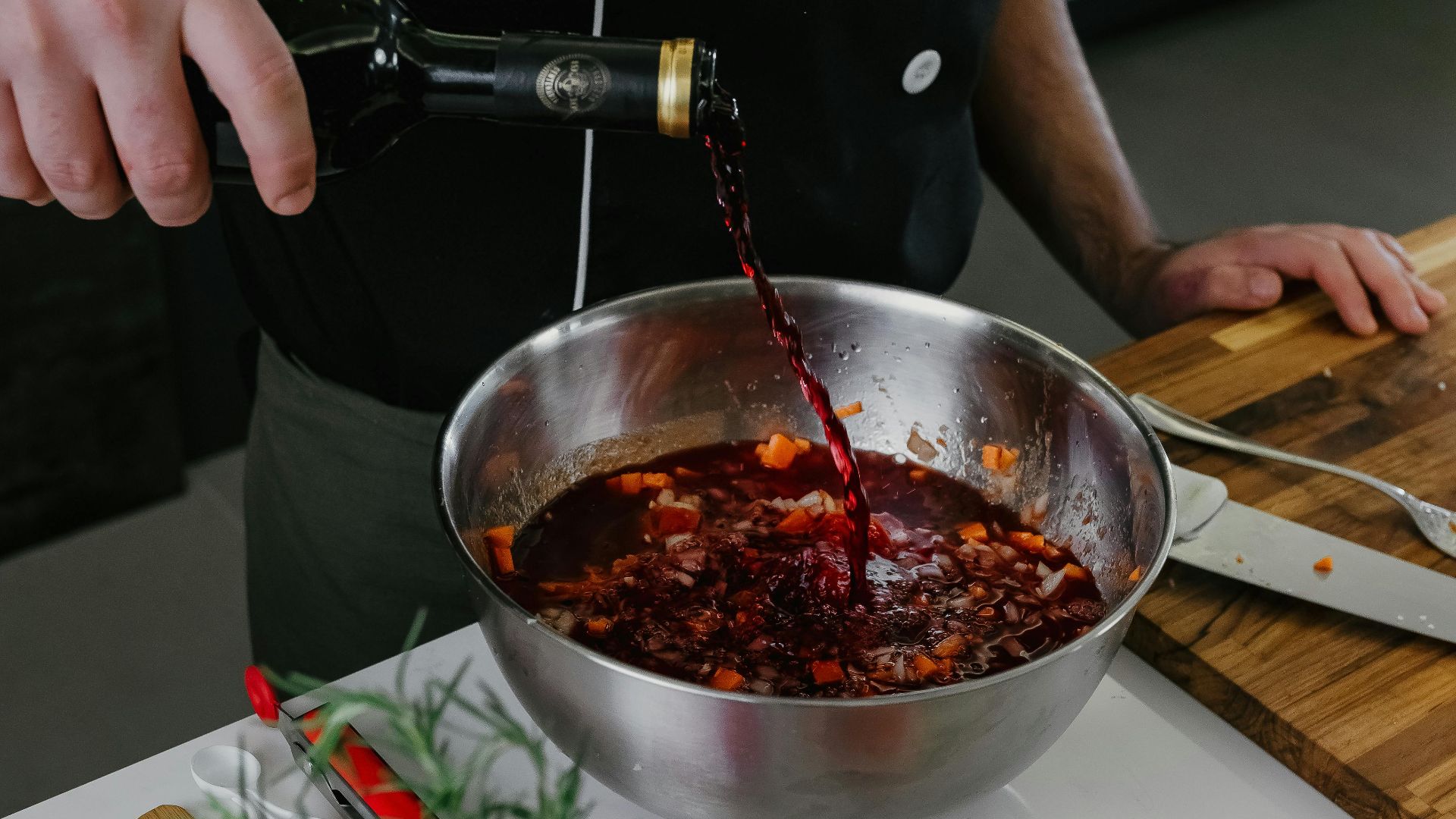 9. Ajoutez un peu de vin rouge