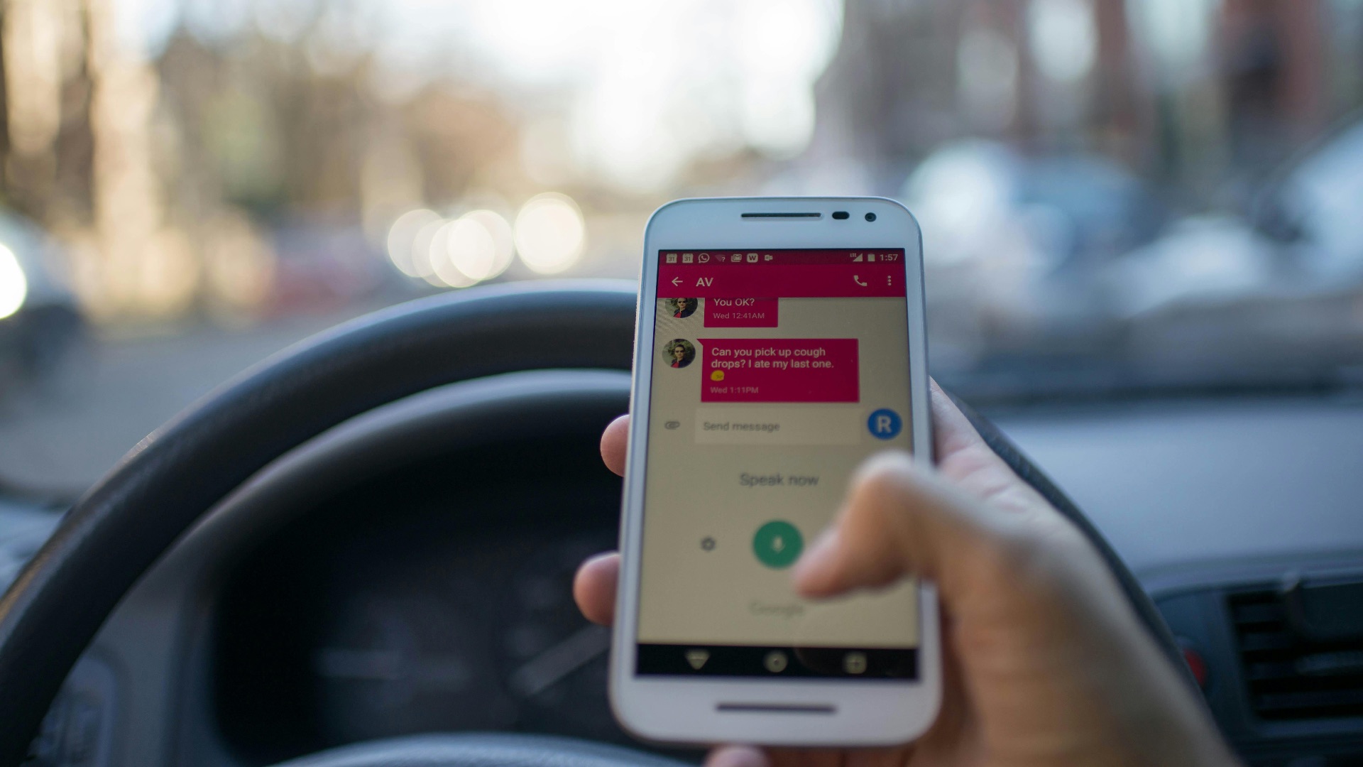11. « Regarde ton téléphone, je crois que tu as reçu un SMS »