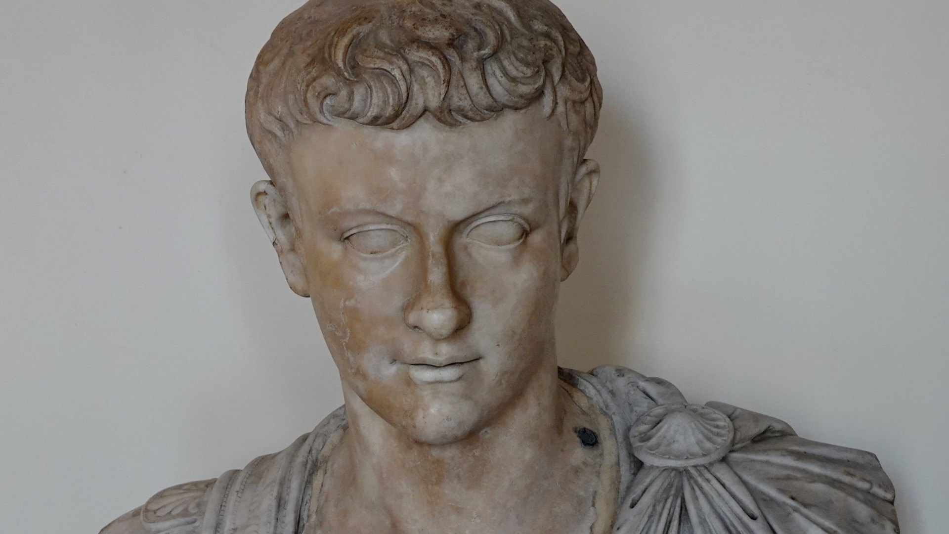 20. L'empereur romain Caligula a déclaré la guerre à la mer
