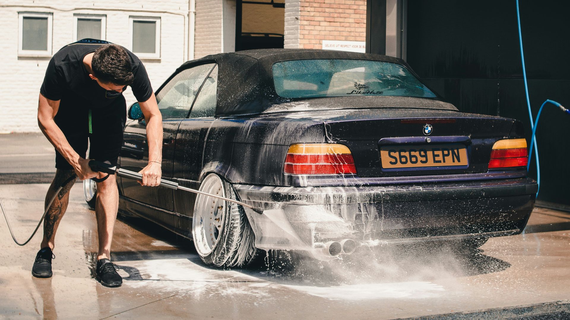 11. Nettoyez soigneusement le compartiment moteur